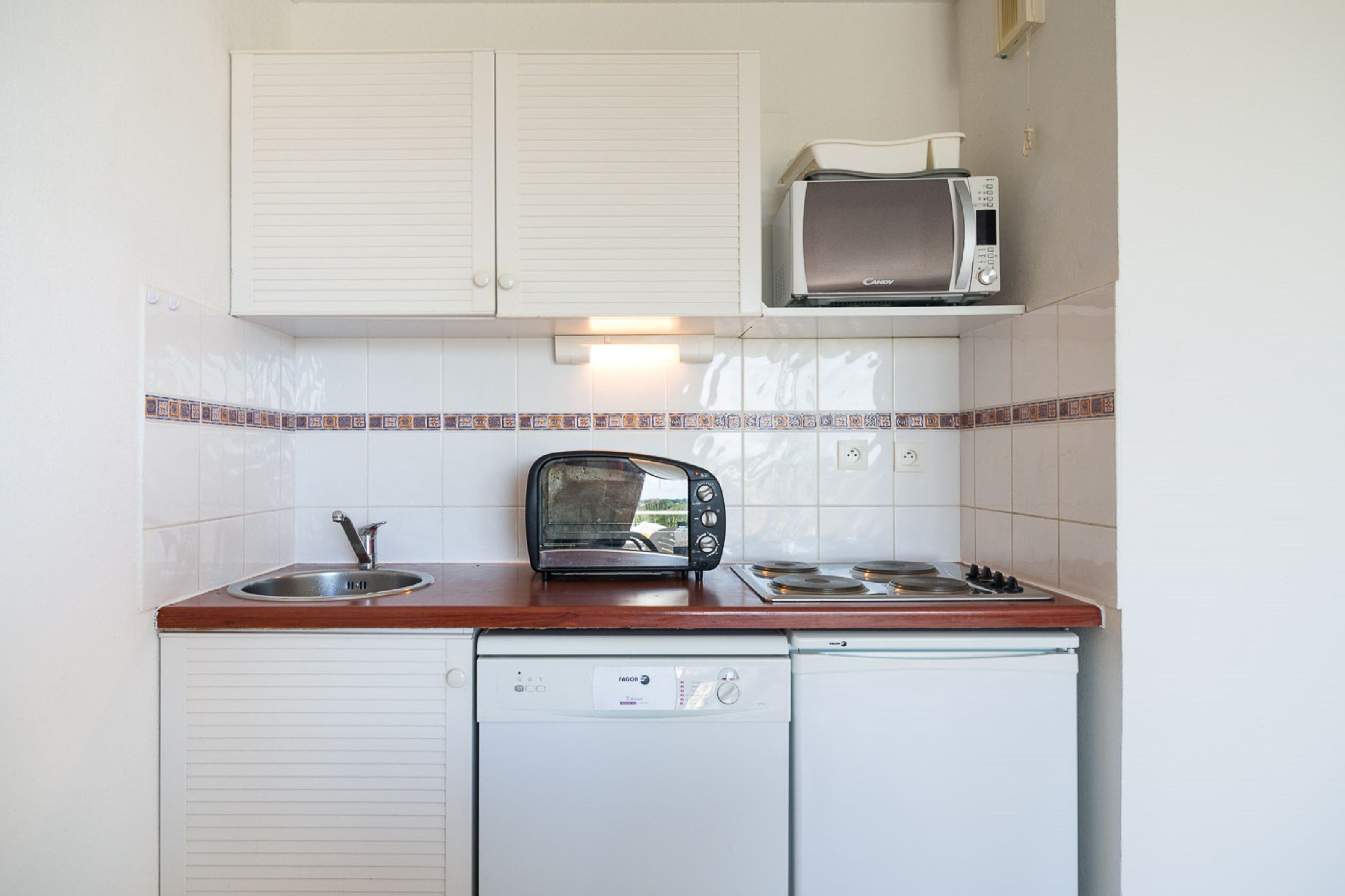 image Prepare a small meal in your kitchenette.