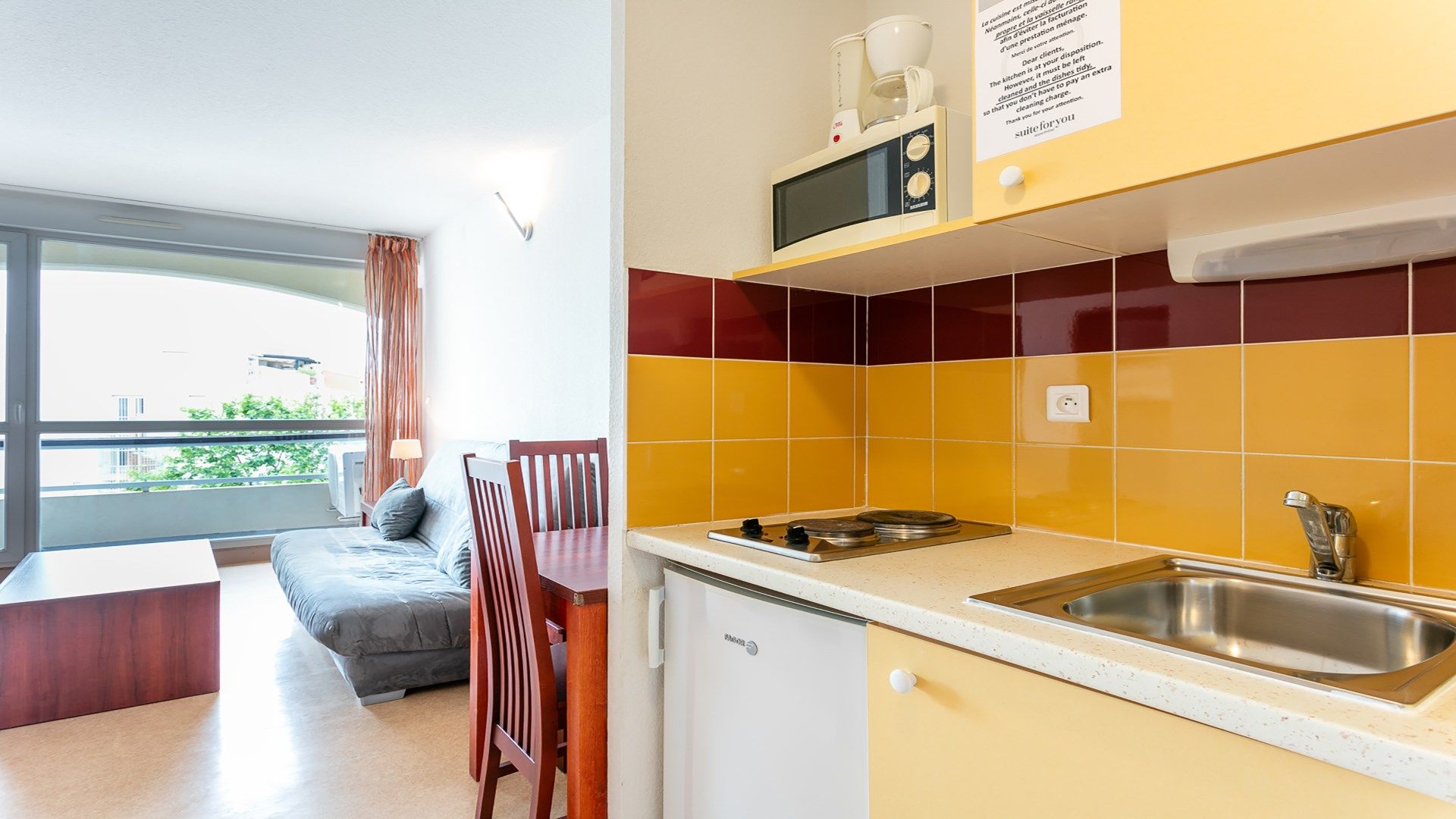 image Prepare simple meals in the kitchenette.