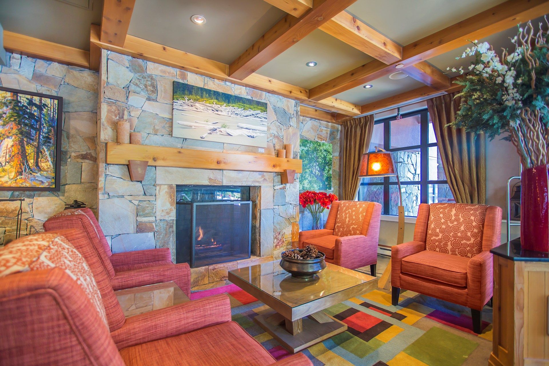 image A vibrant and rustic lounge area featuring a charming fireplace, ideal for gathering and sharing moments.