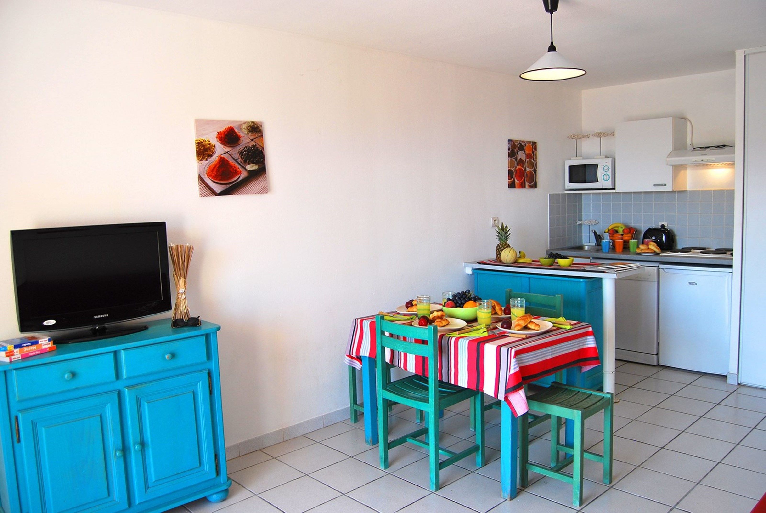 image Prepare meals in the kitchenette and enjoy them at the dining table.