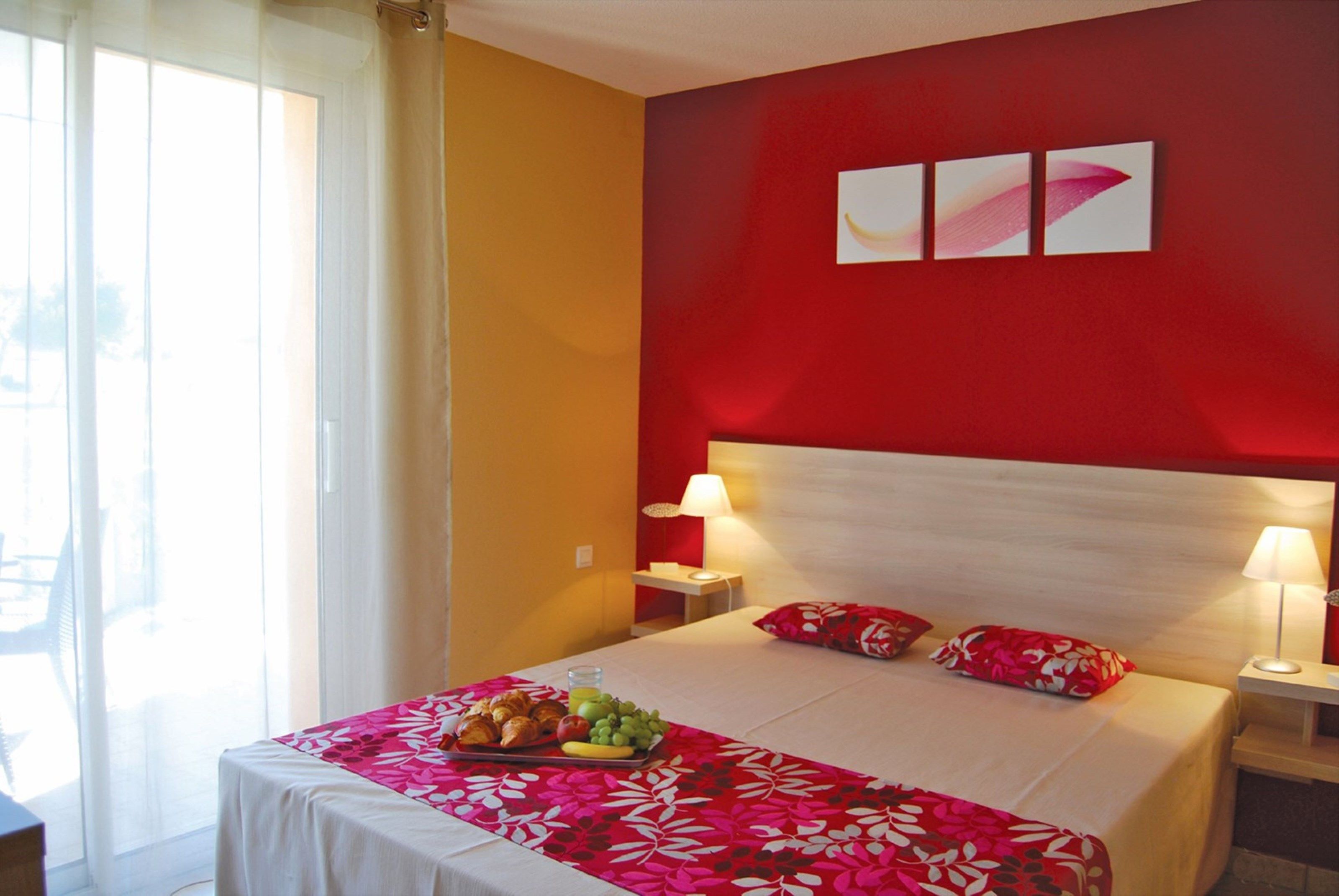 image There's a Double bed in the bedroom.