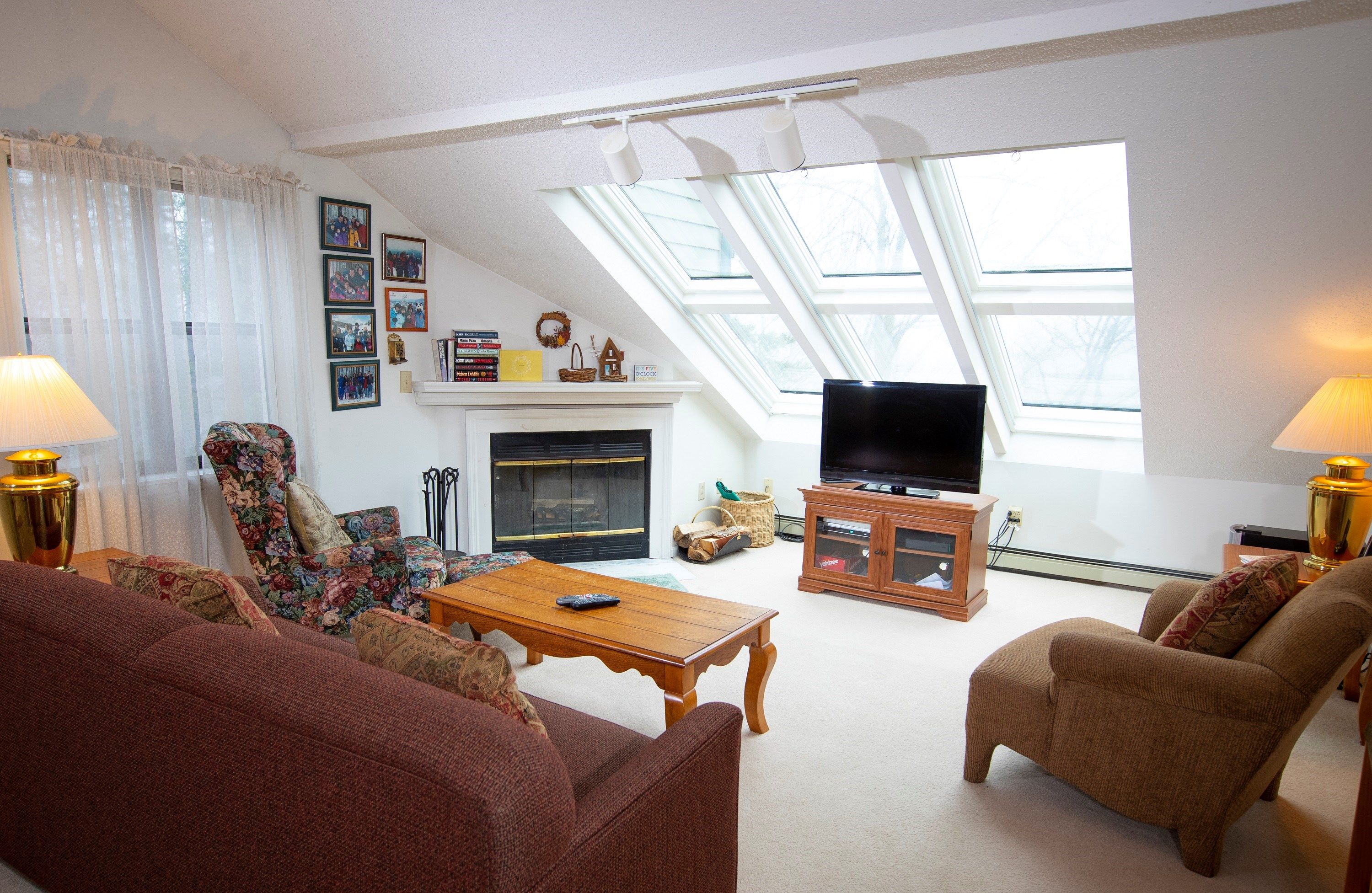 image Welcome to our cozy and charming condo - Please note that photos are representative!