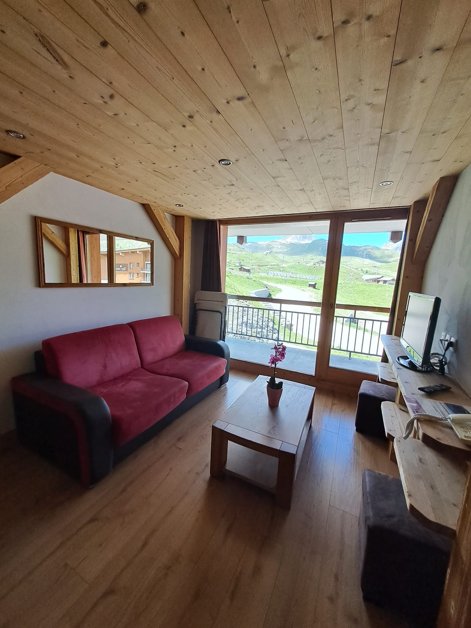 image Living room with sofa bed for two, cable TV and free Wi-Fi.