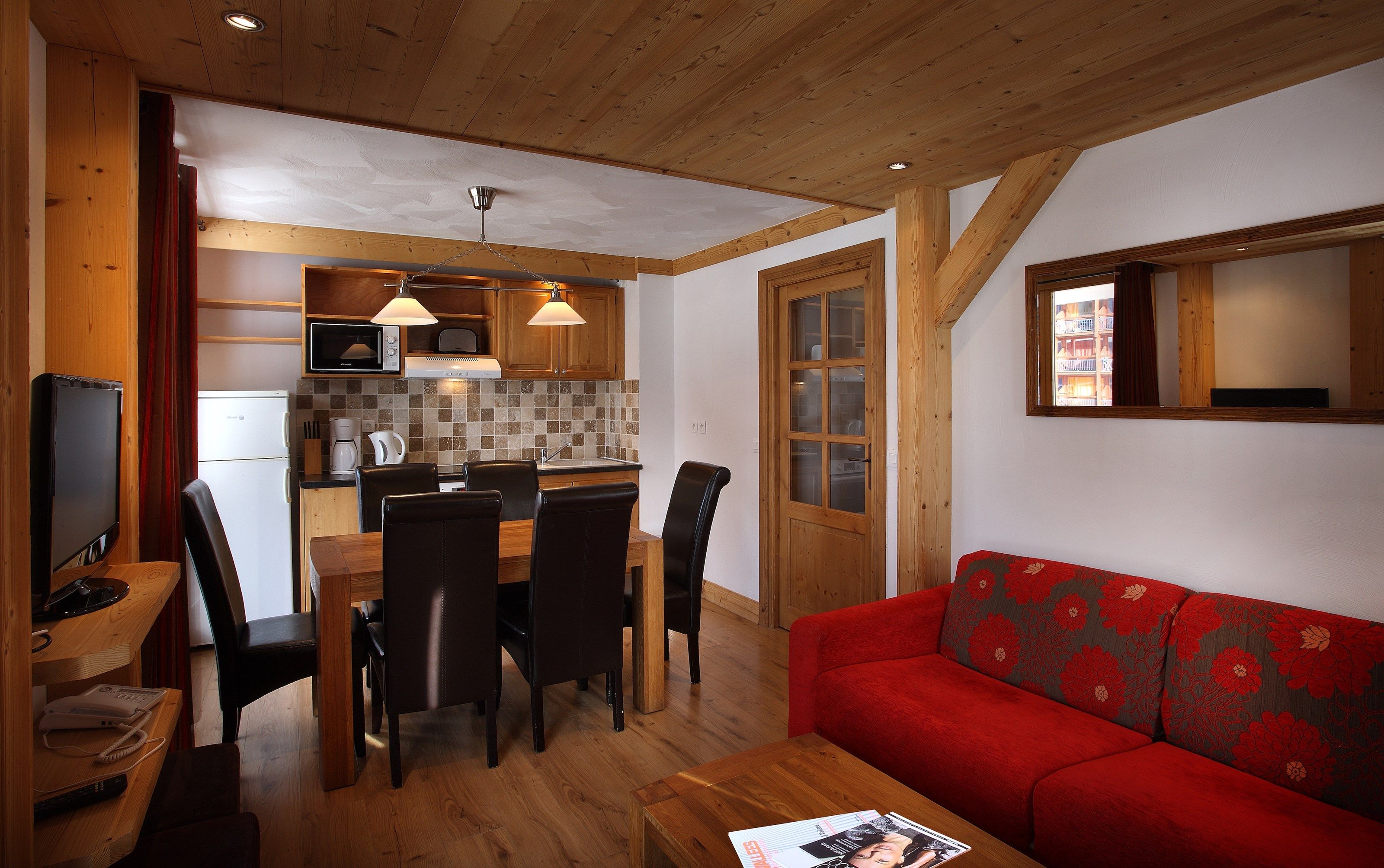 image Prepare meals in the kitchenette and enjoy them at the dining table.