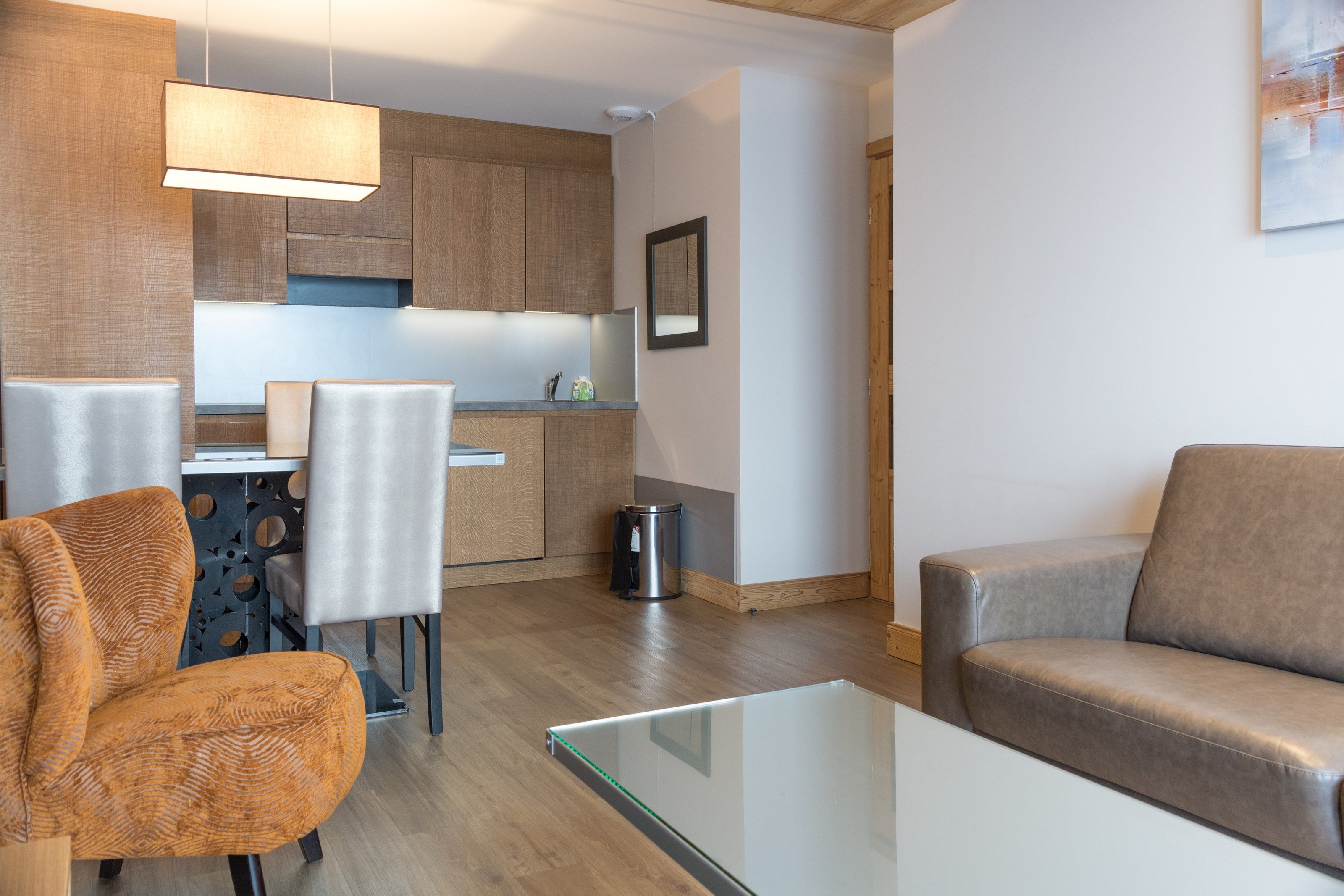 image Prepare meals in the kitchenette and enjoy them at the dining table.