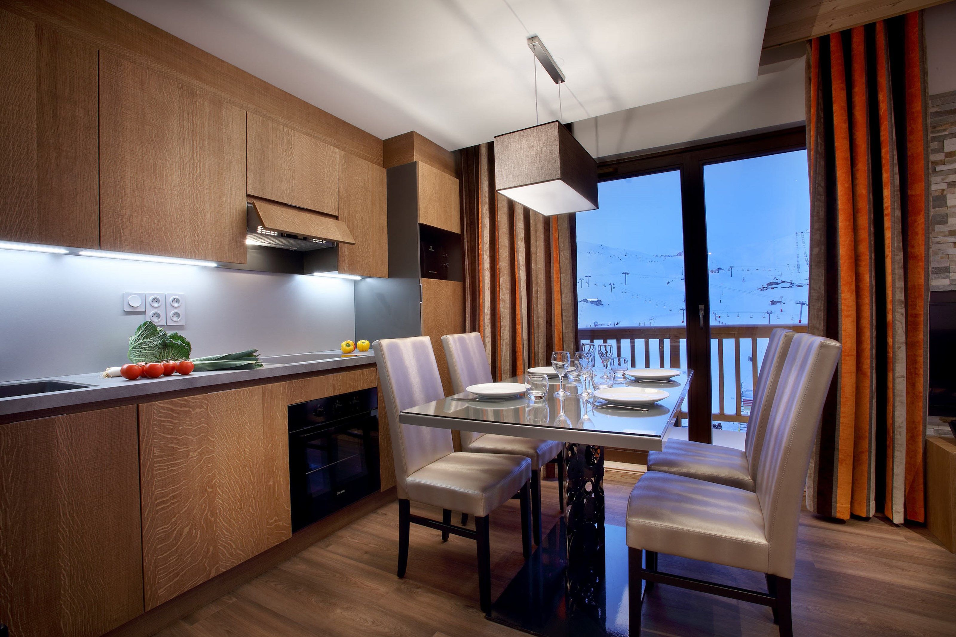 image Prepare meals in the kitchenette and enjoy them at the dining table.