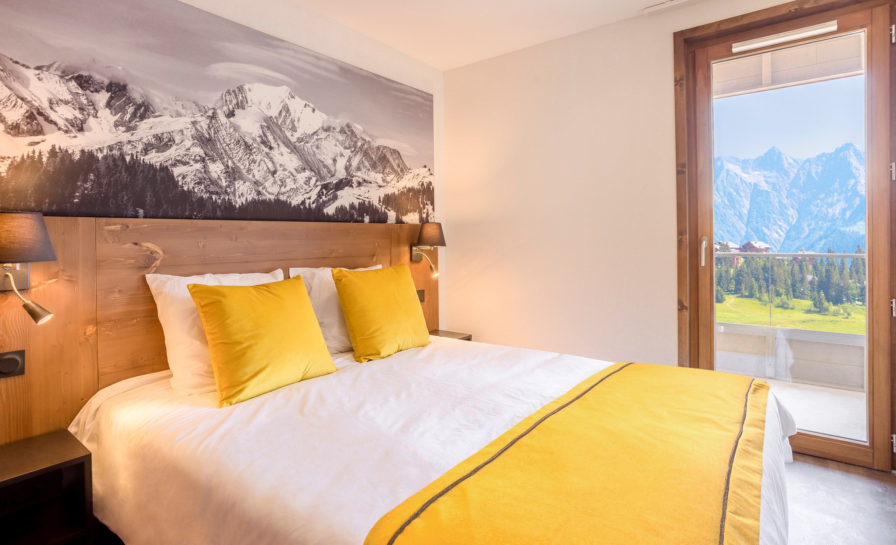 image Get a good night sleep in the 2 Single beds, which can be twinned. Please note that views may vary.
