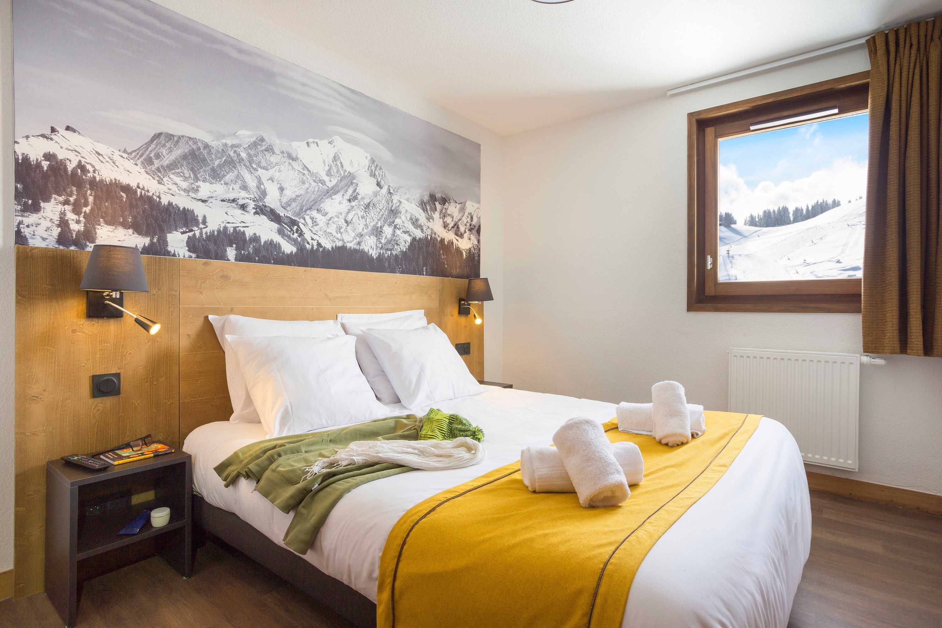 image Get a good night sleep in the 2 Single beds, which can be twinned. Please note that views may vary.
