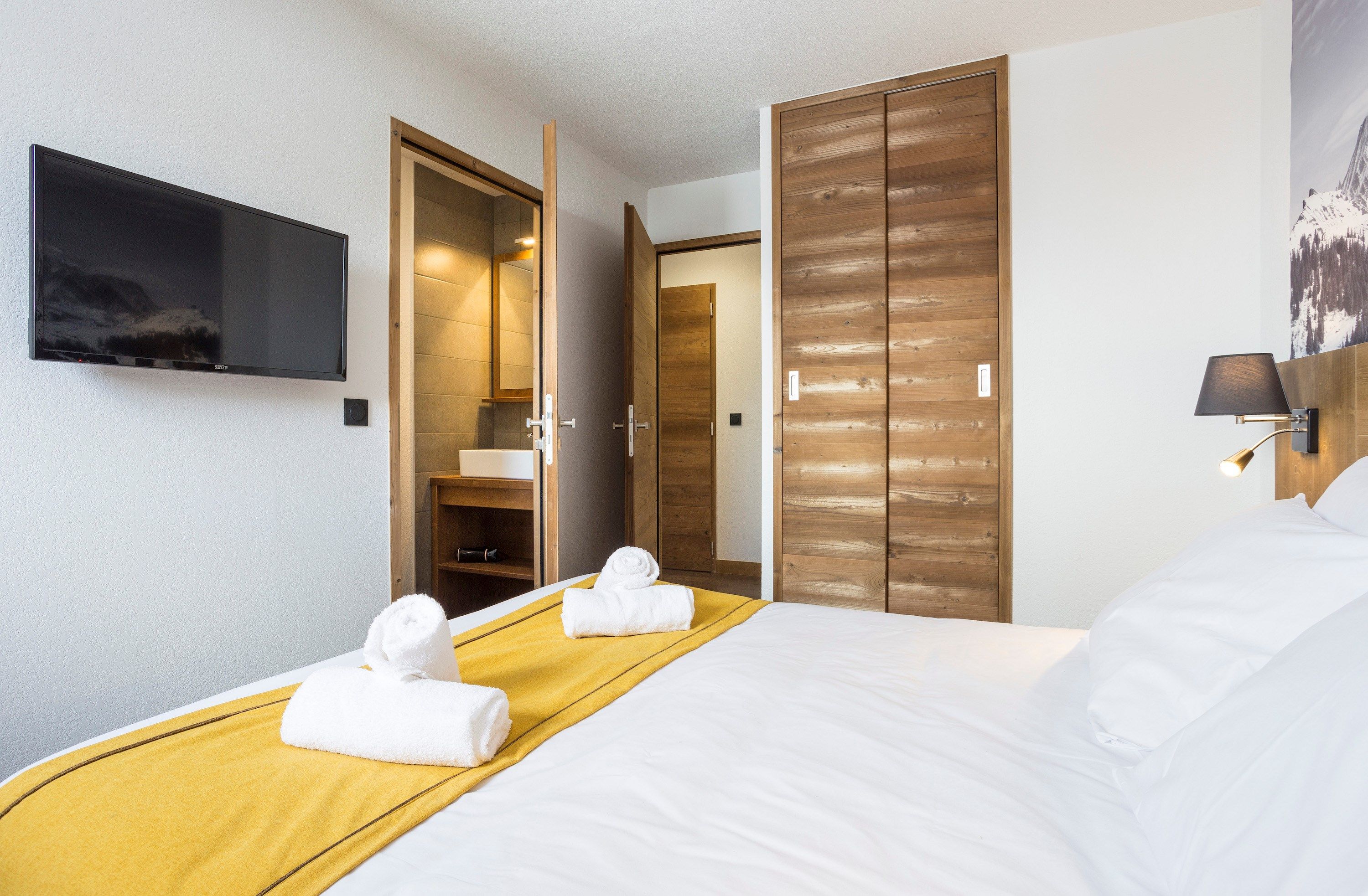 image Get a good night sleep in the 2 Single beds, which can be twinned. Please note that views may vary.