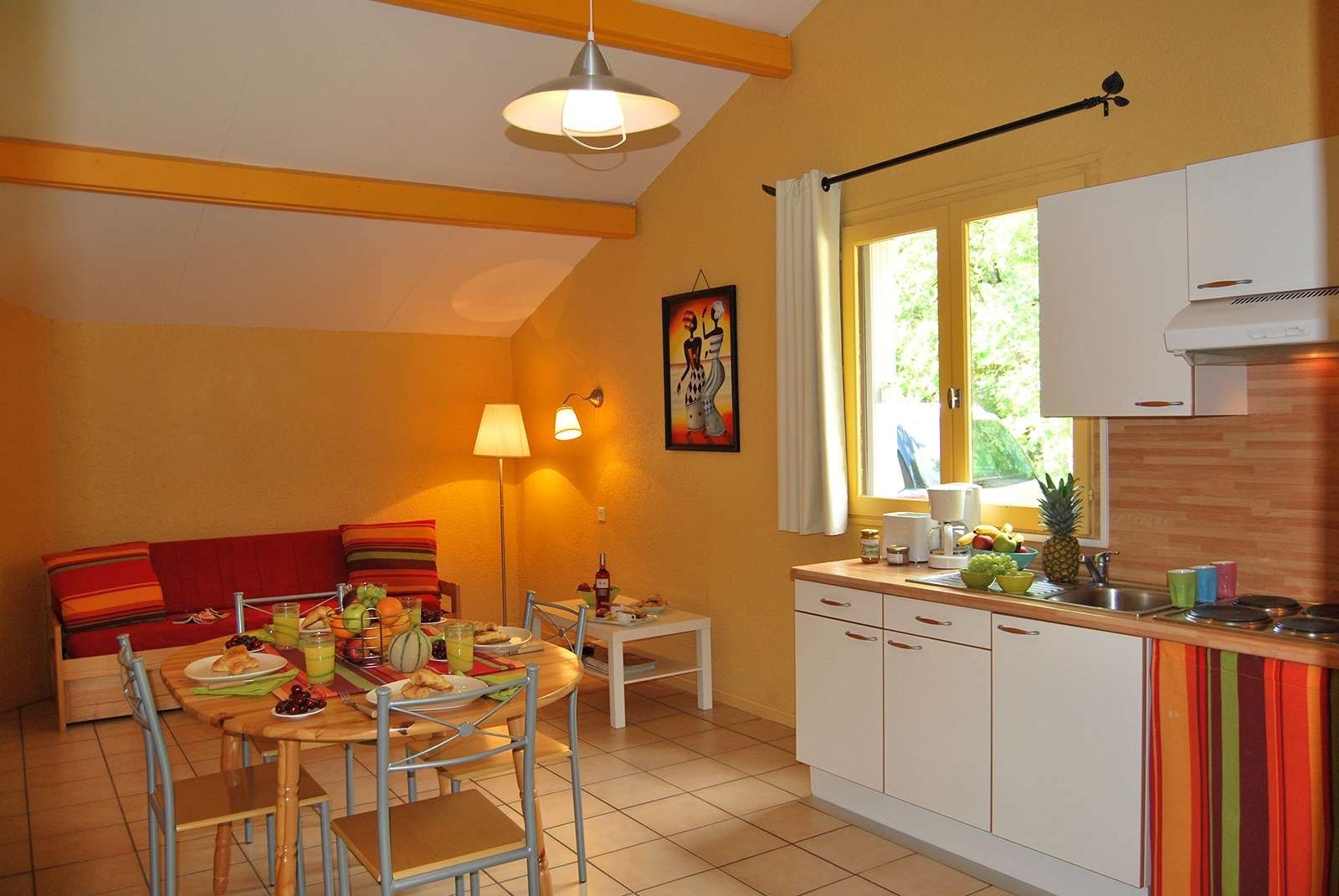 image Prepare meals in the kitchenette and enjoy them at the dining table.