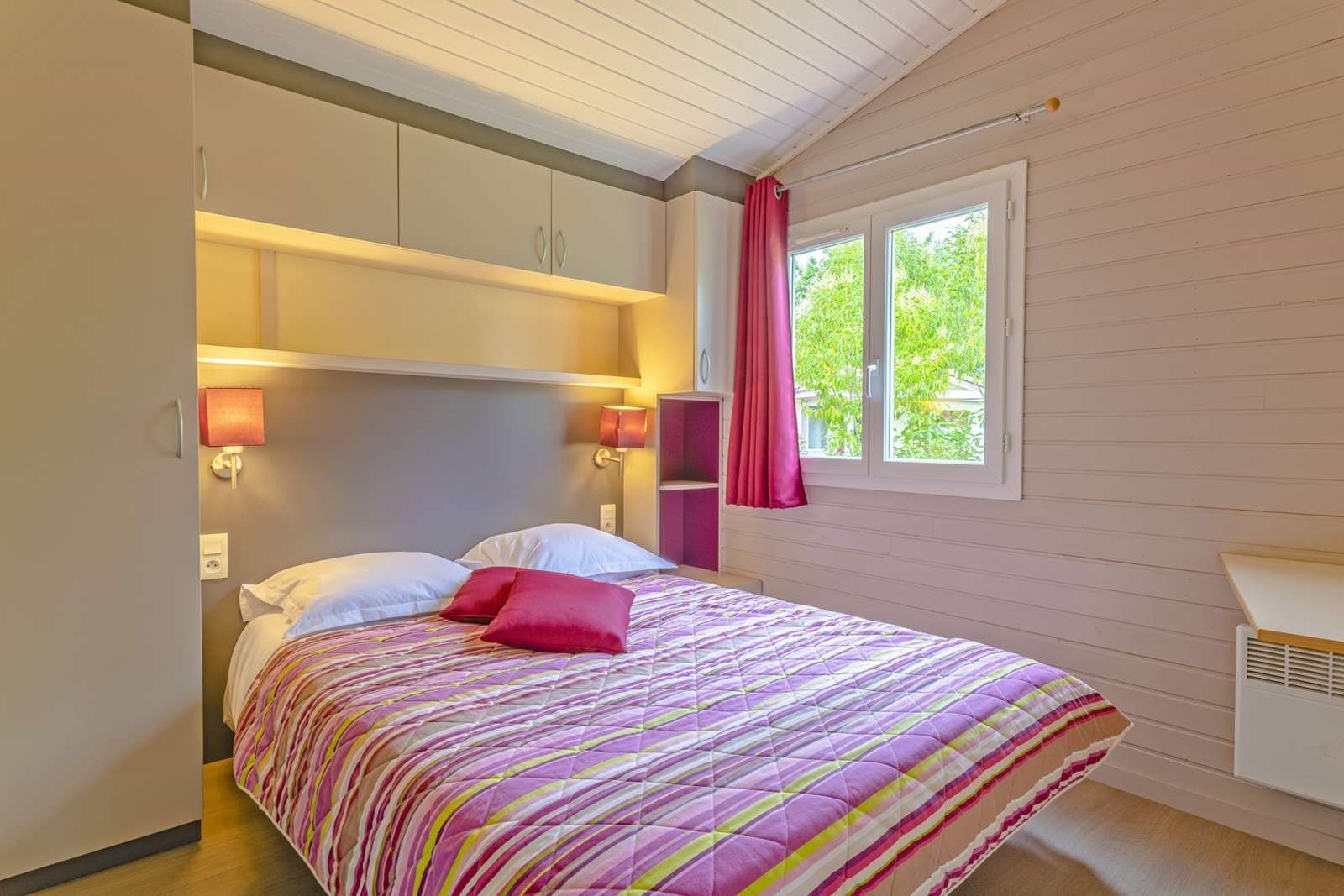image Drift to sleep in the bedroom with a Double bed.