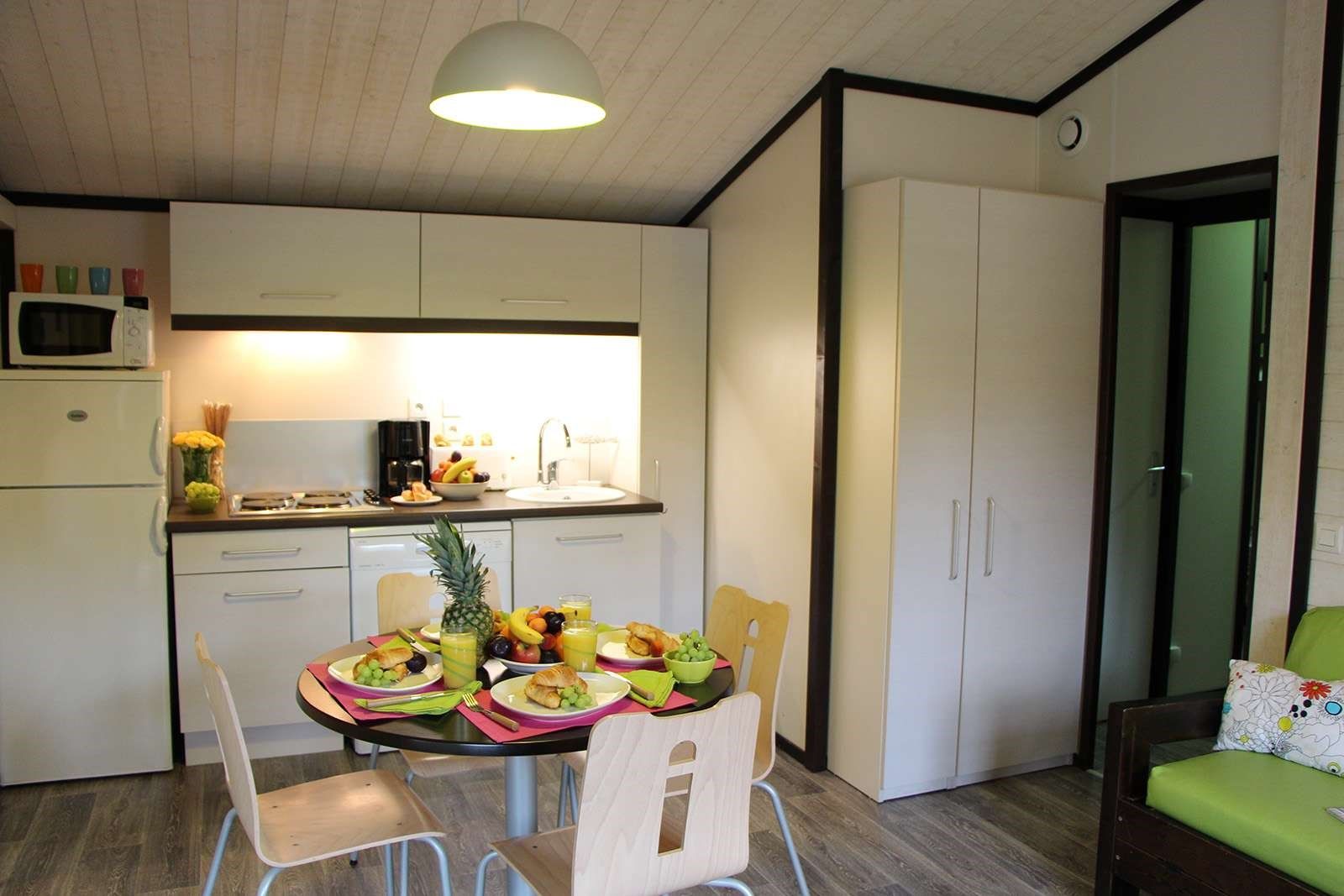 image Prepare meals in the kitchenette and enjoy them at the dining table.