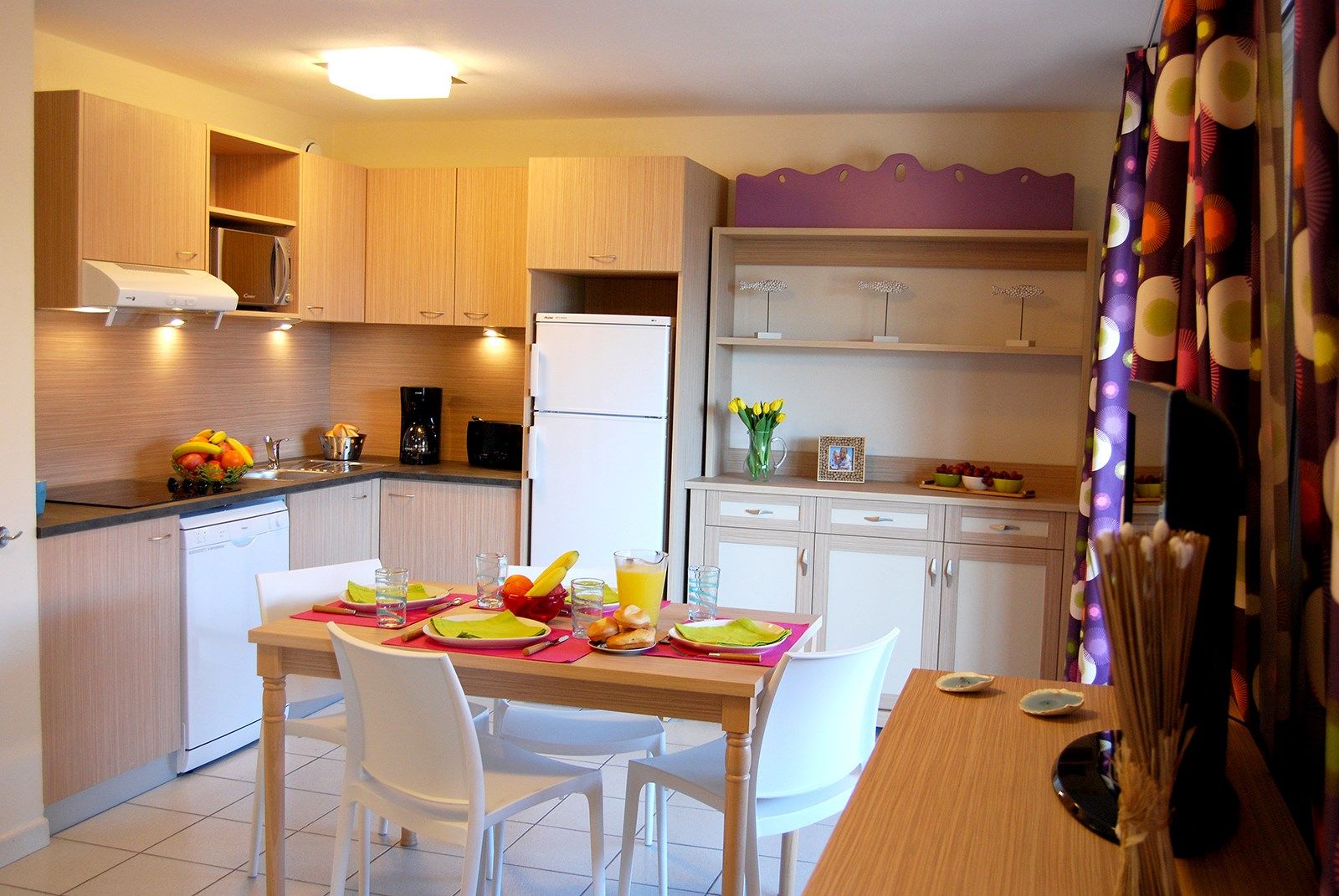 image Prepare meals in the kitchenette and enjoy them at the dining table.