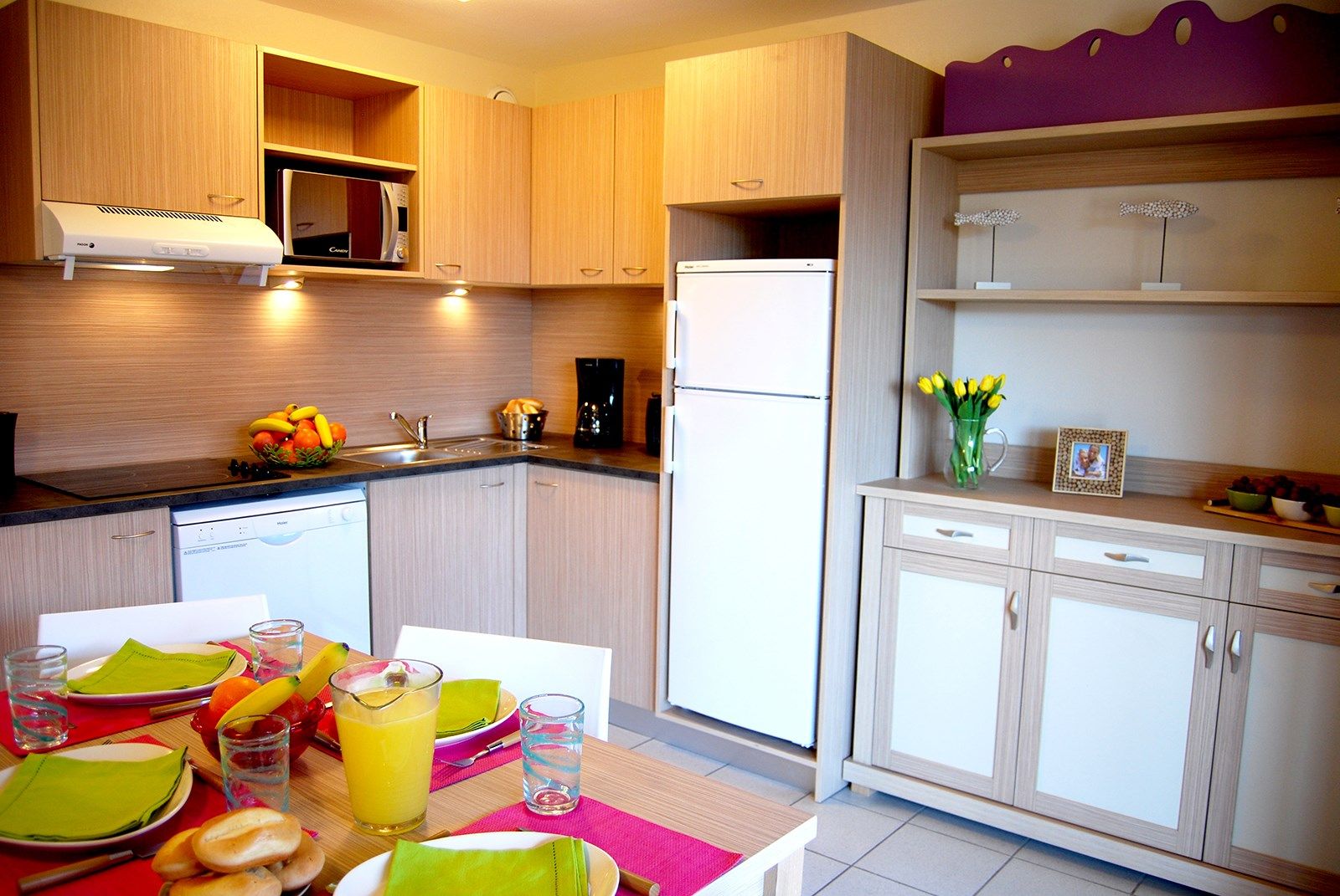 image Prepare meals in the kitchenette and enjoy them at the dining table.