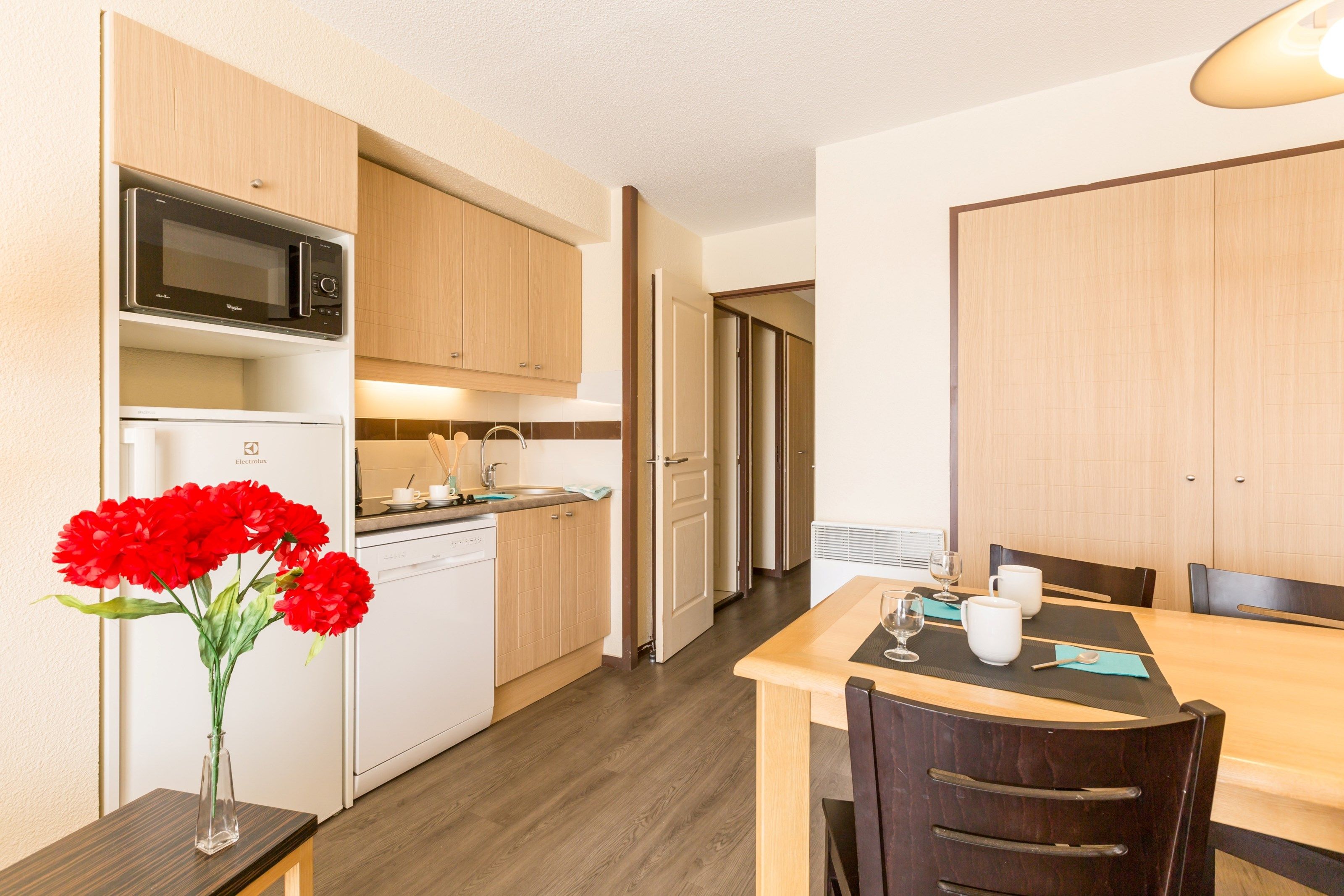 image Prepare meals in the kitchenette and enjoy them at the dining table.