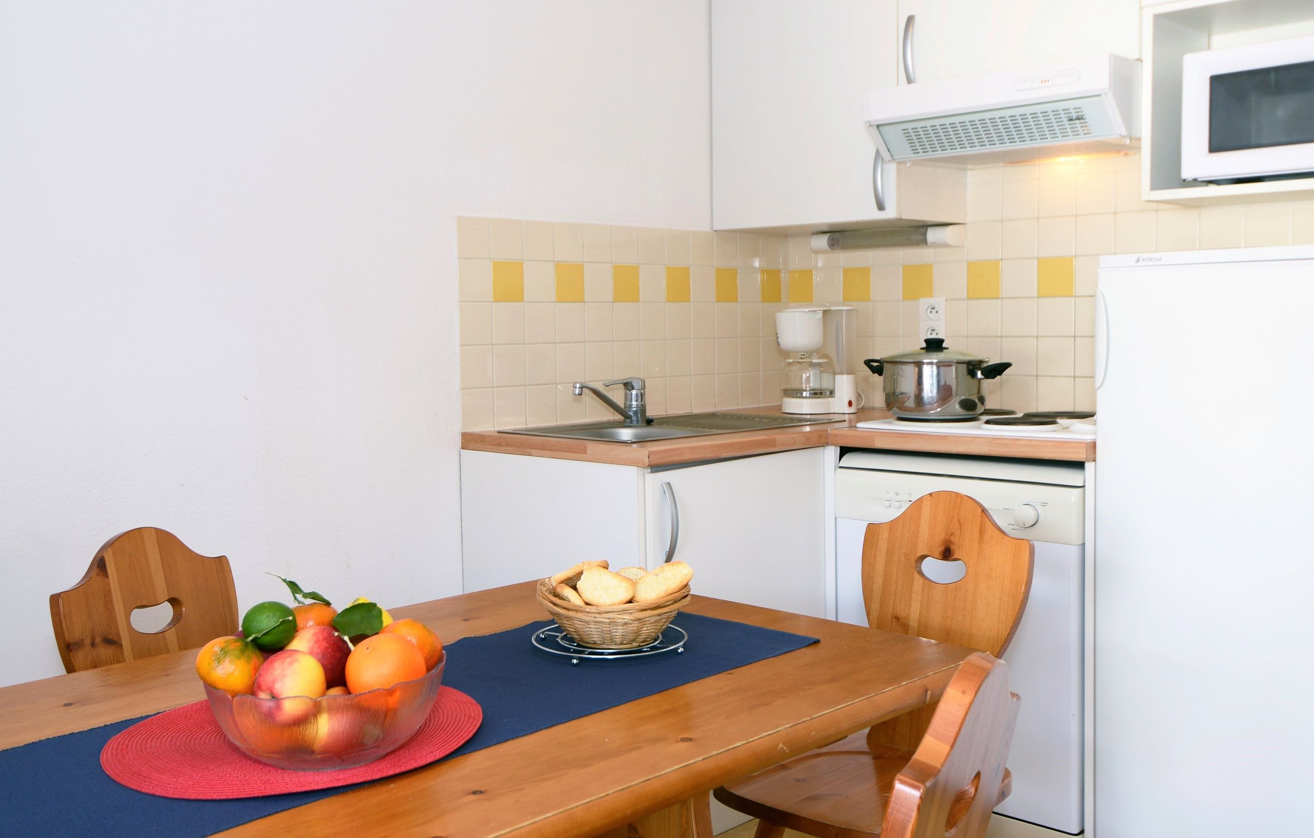 image Prepare meals in the kitchenette and enjoy them at the dining table.