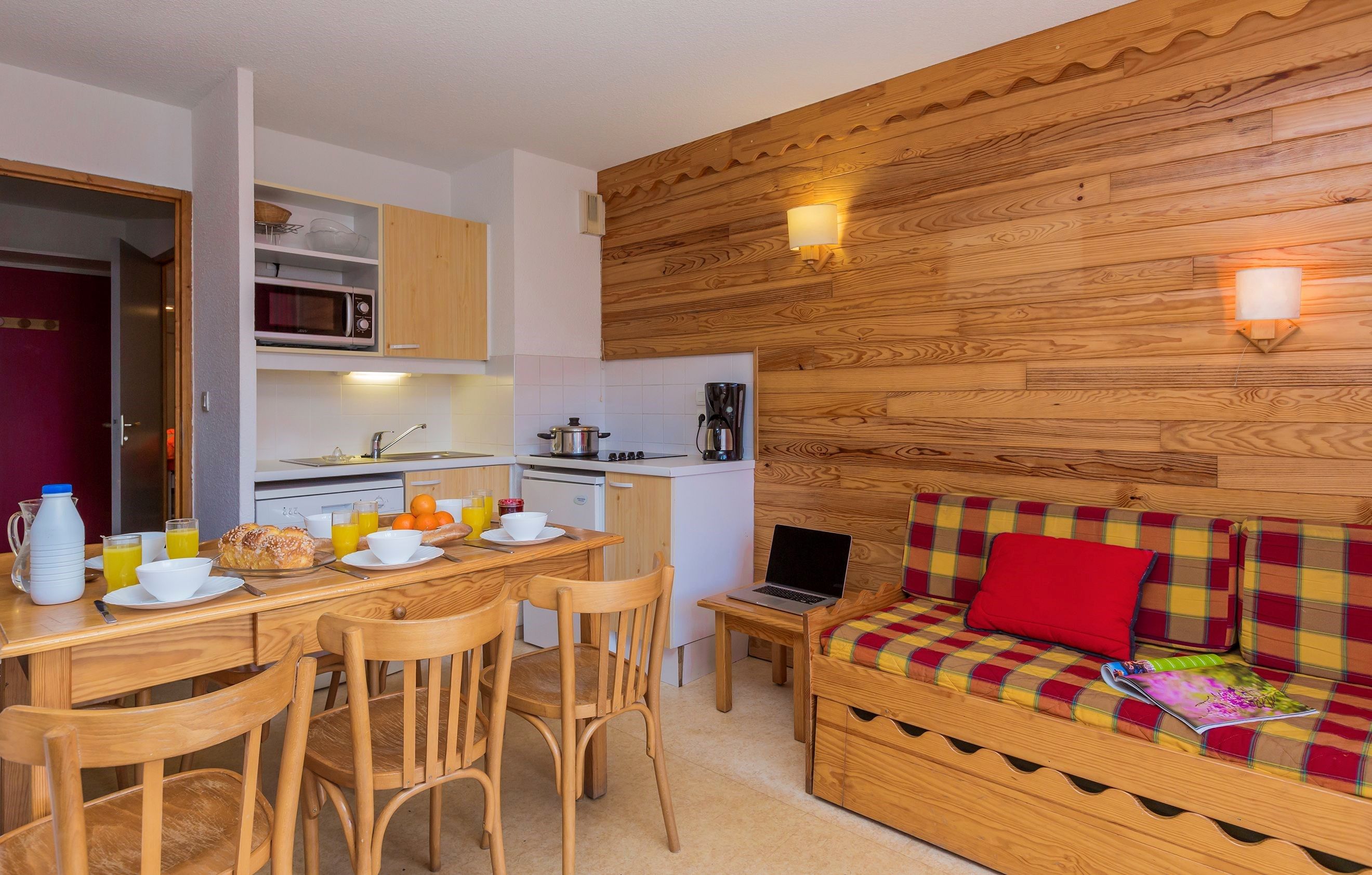 image Prepare meals in the kitchenette and enjoy them at the dining table.