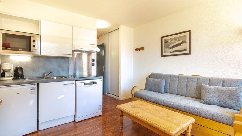 image Prepare a small meal in your kitchenette.