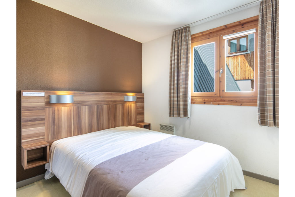 image Drift to sleep in a comfortable Double bed after a wonderful day outside. Please note that views may vary.