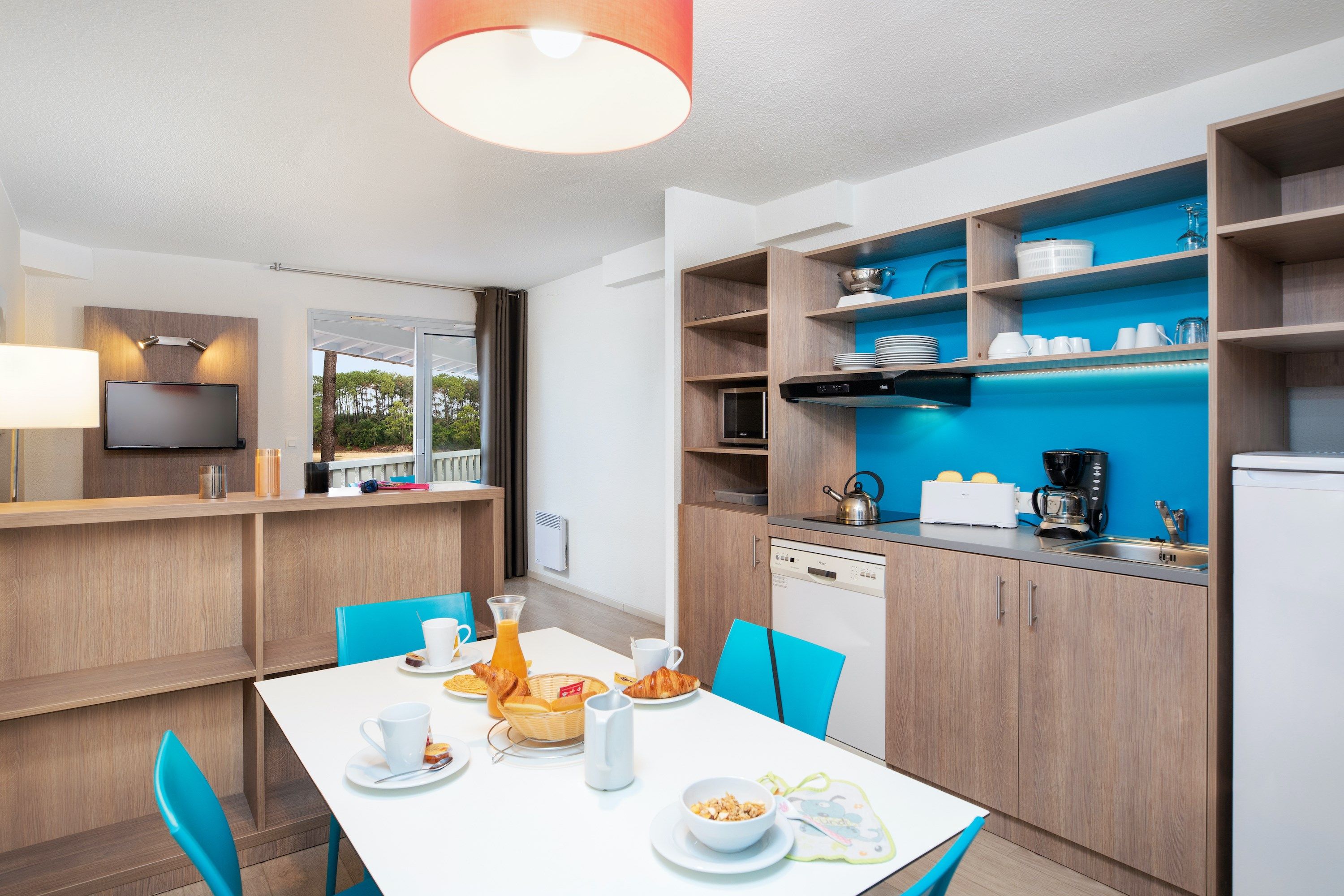 image Make a snack in the kitchenette.