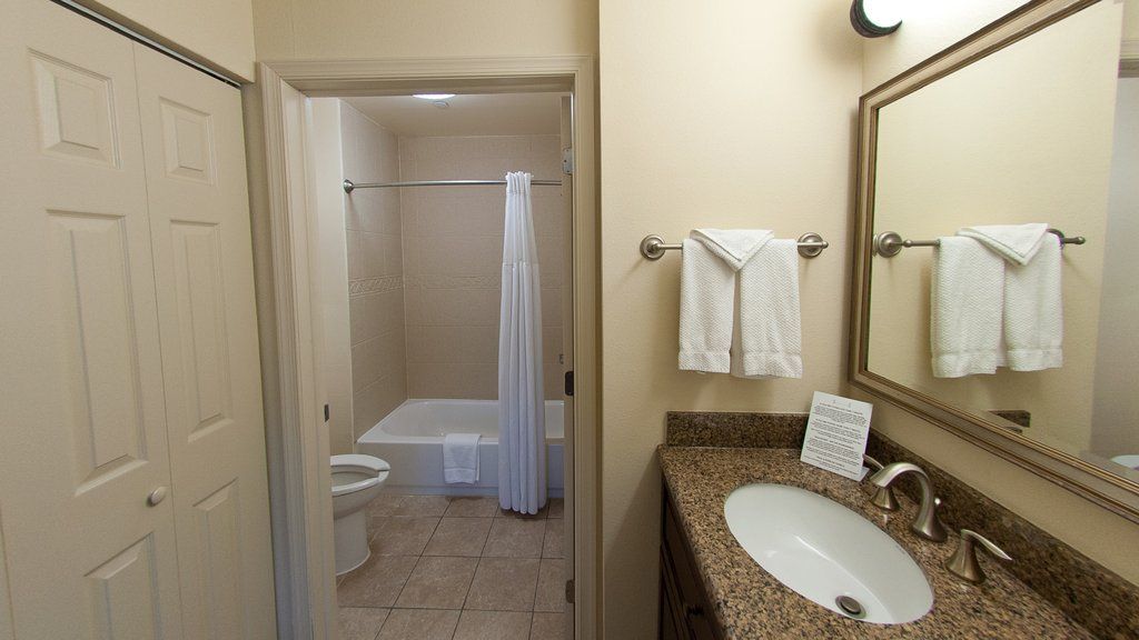 image Relax in this bright bathroom, featuring a clean design and convenient amenities for your comfort.