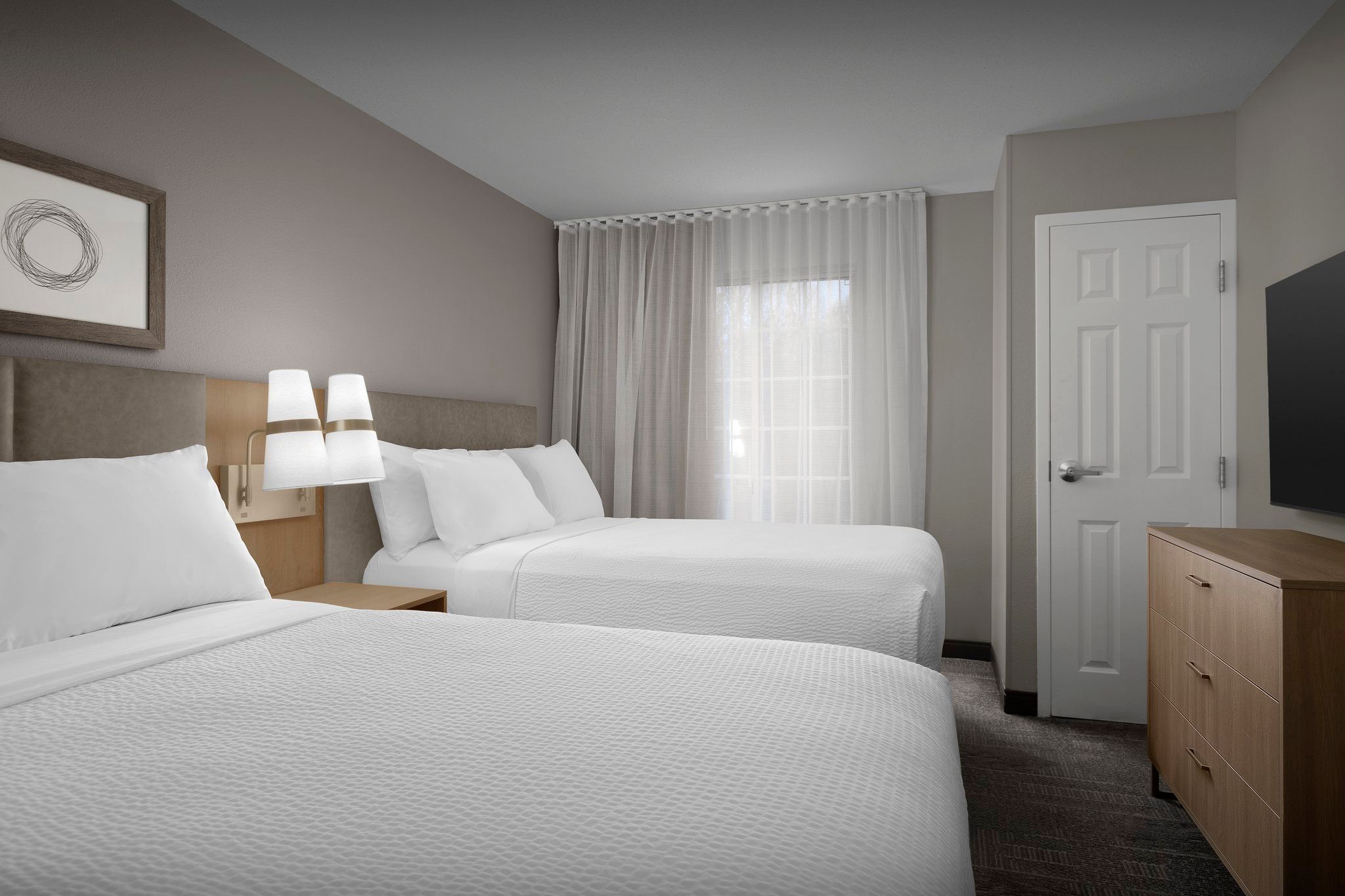 image Rest easy in a spacious guest room, ideal for sharing moments with family or friends.