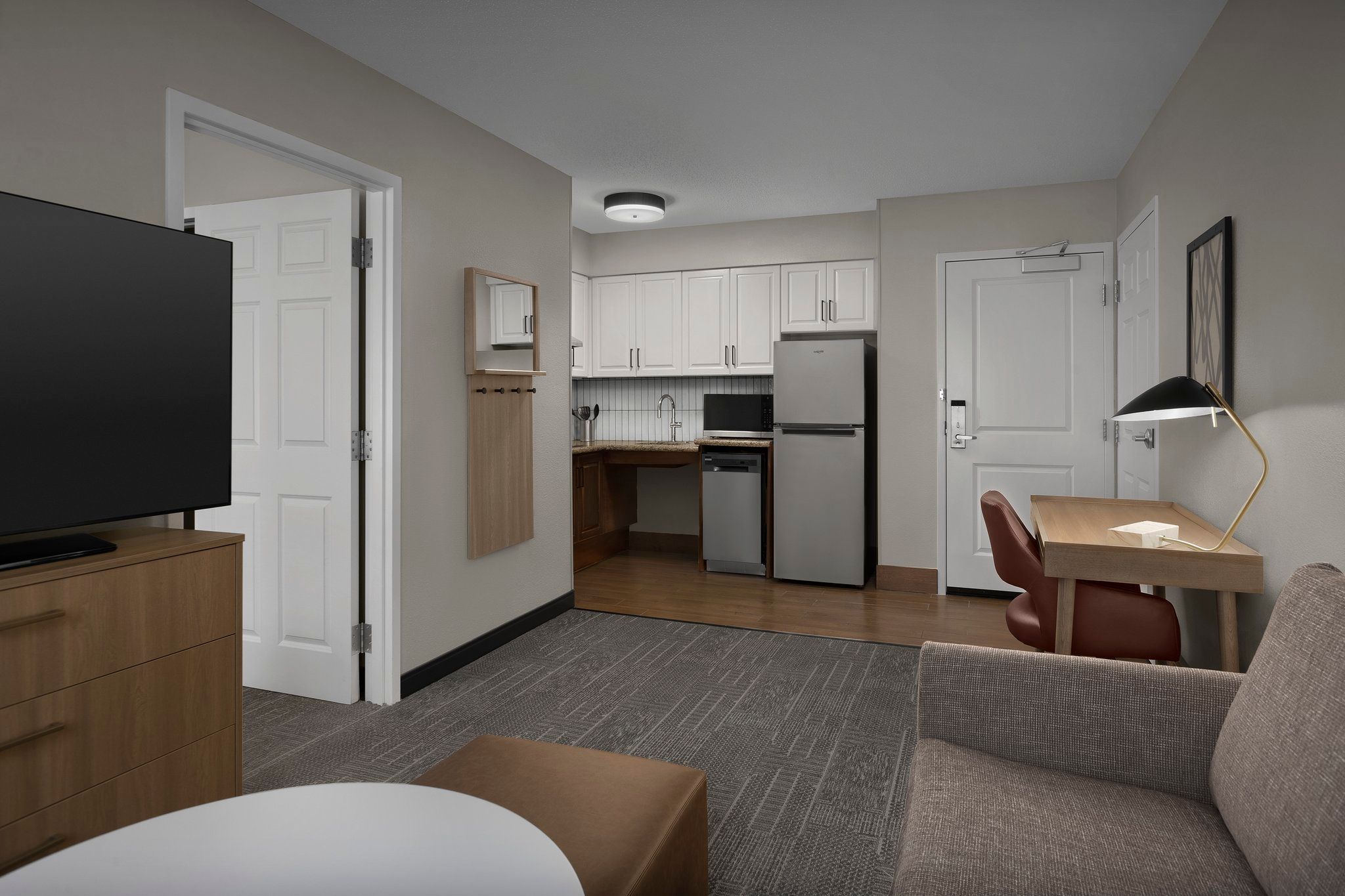 image Experience comfort in this inviting studio, combining modern decor with ample natural light.