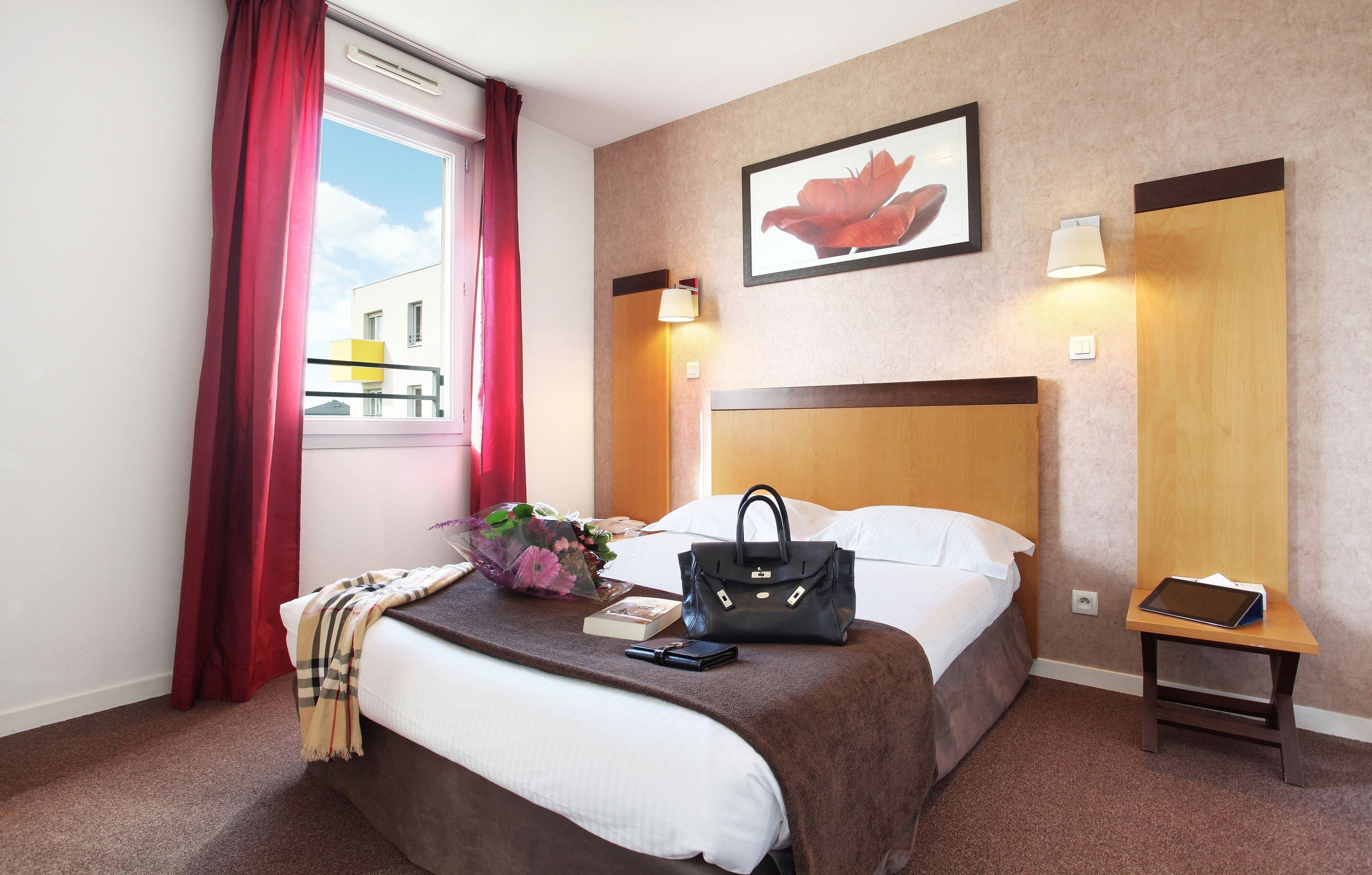 image The bedroom may feature a Double bed or 2 Single beds - let us know what you prefer!