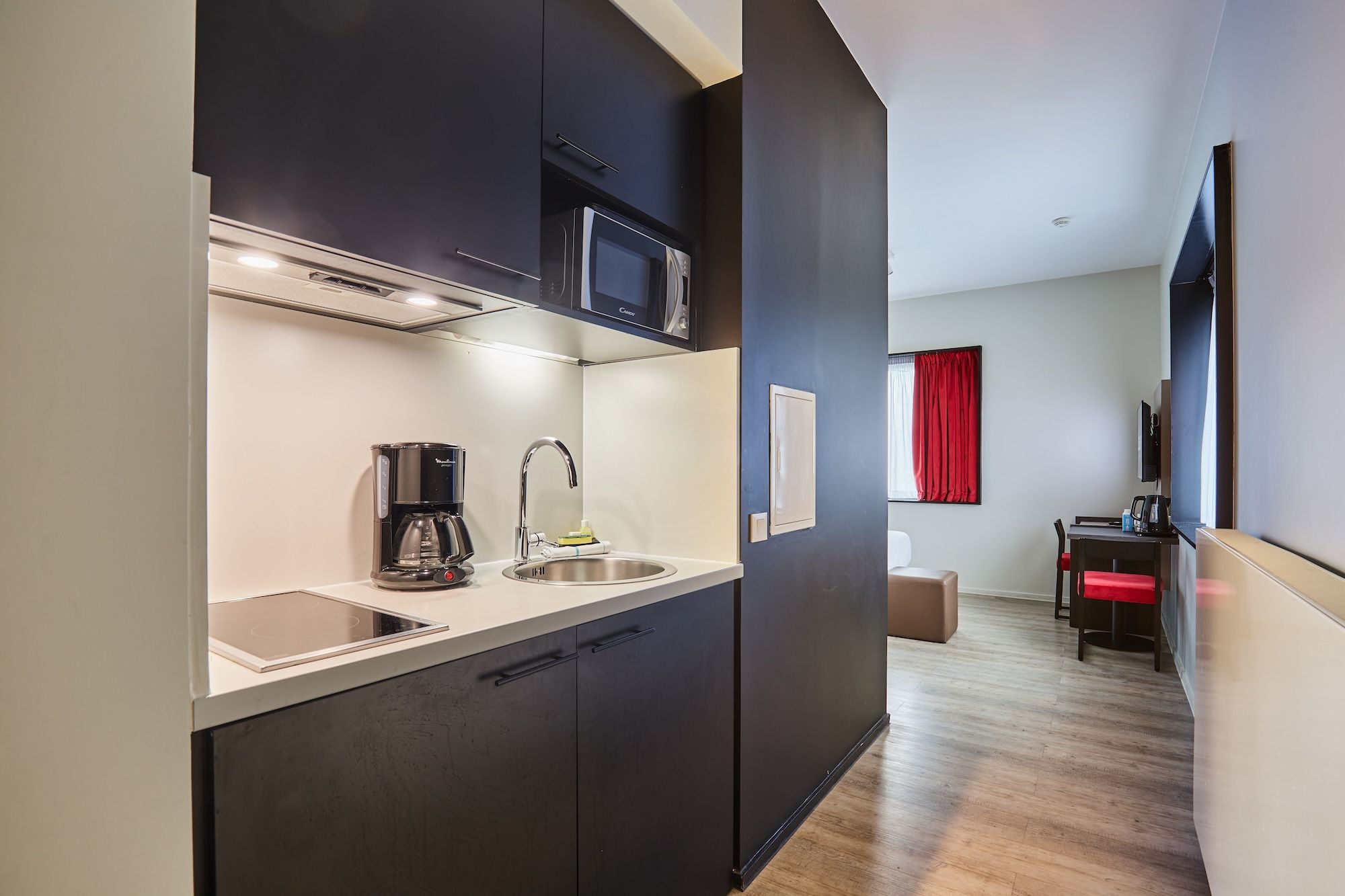 image Prepare meals in the kitchenette and enjoy them at the dining table.