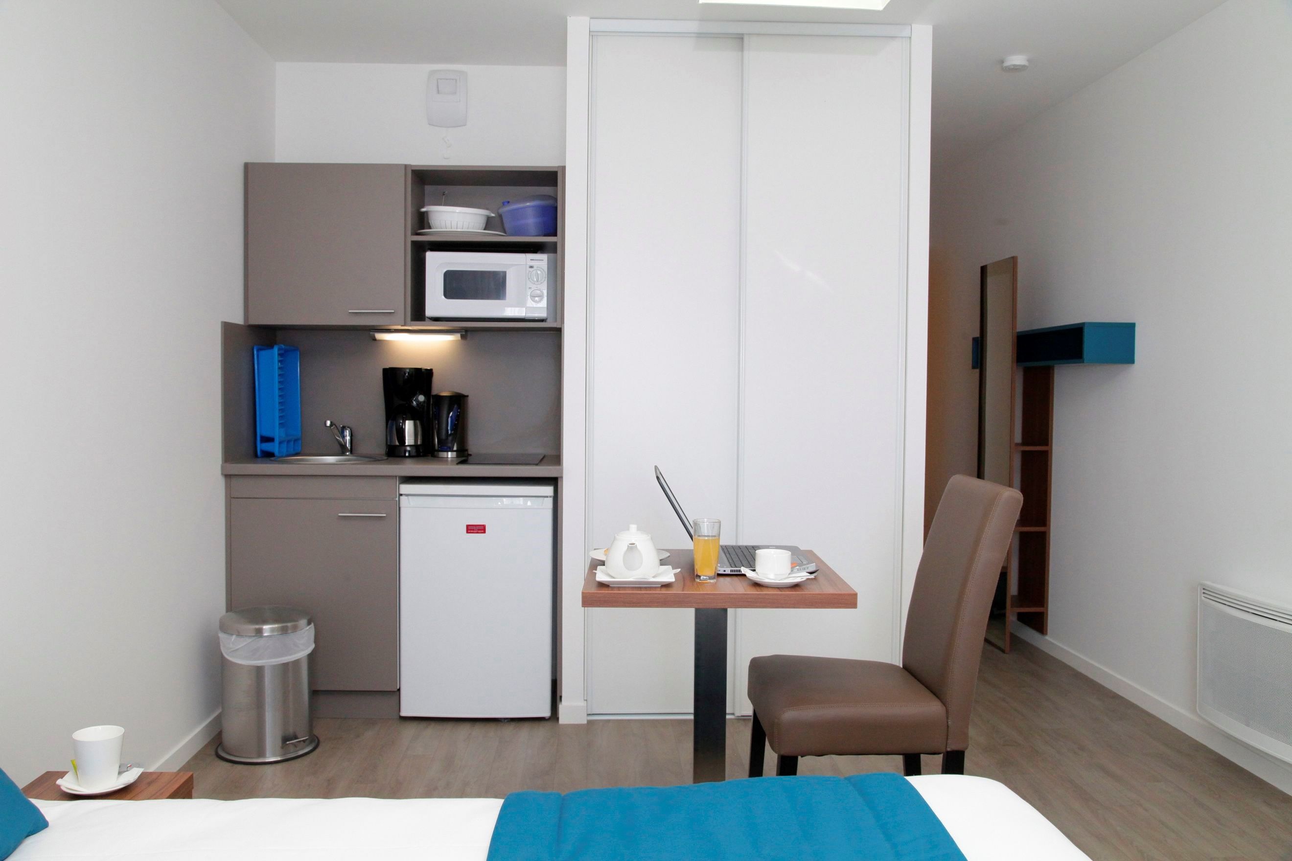 image Prepare a small meal in your kitchenette.