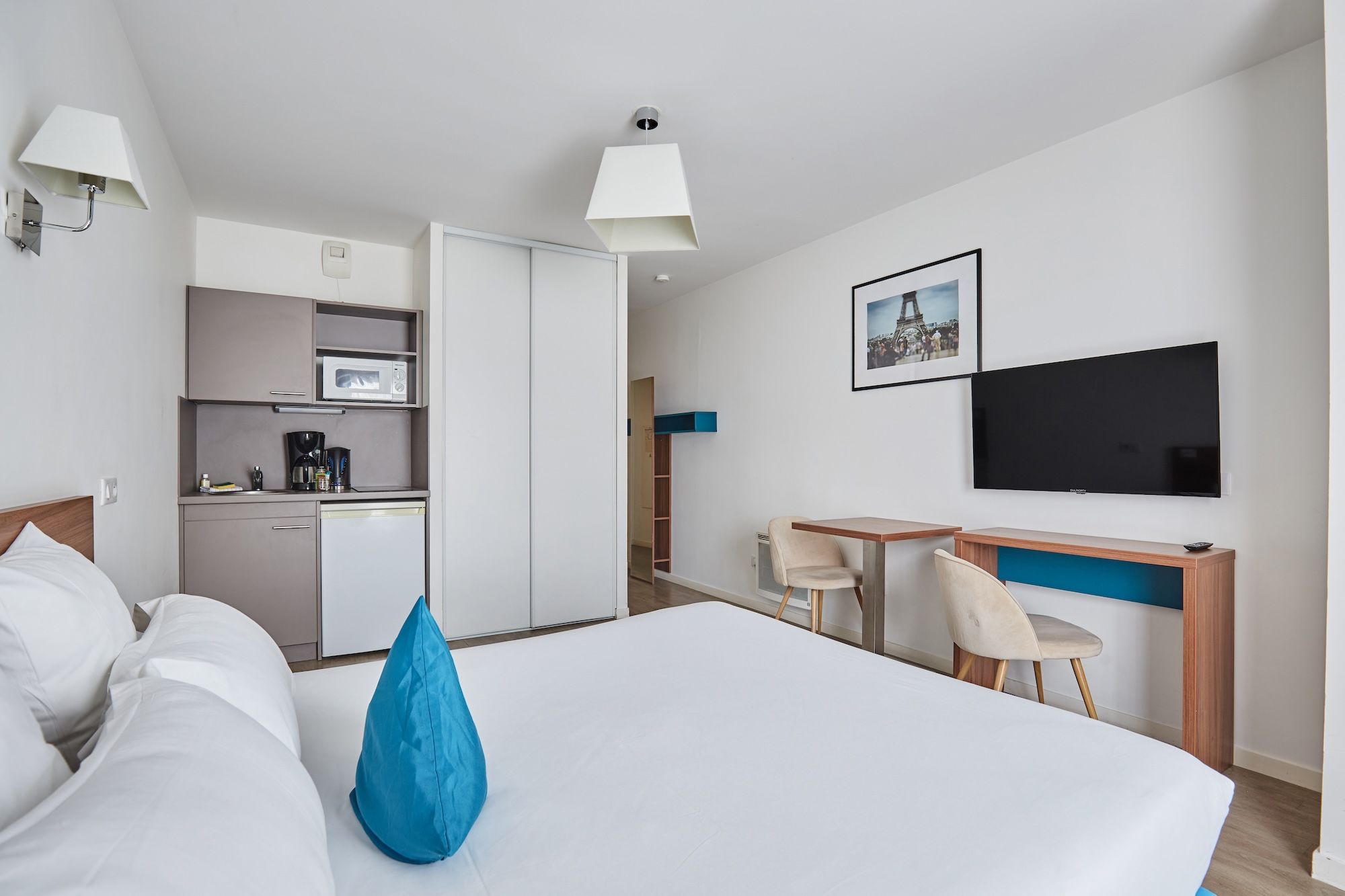 image Equipped with a convenient kitchenette, this Double Room invites guests to enjoy in-room dining while basking in its cozy ambiance.