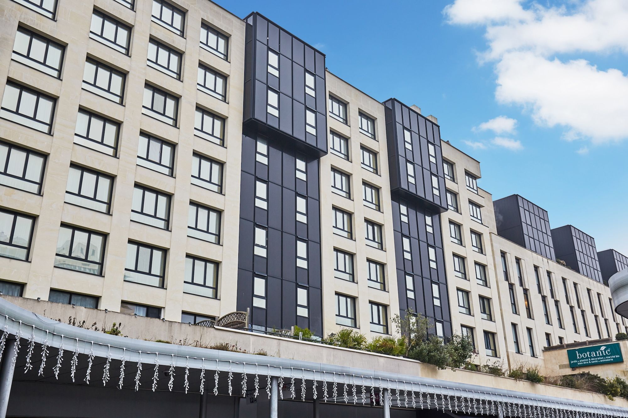 image Book a stay in our comfortable room in Rueil-Malmaison. Whether you're looking to get away from the big city or get closer to it, our unit is the perfect choice!