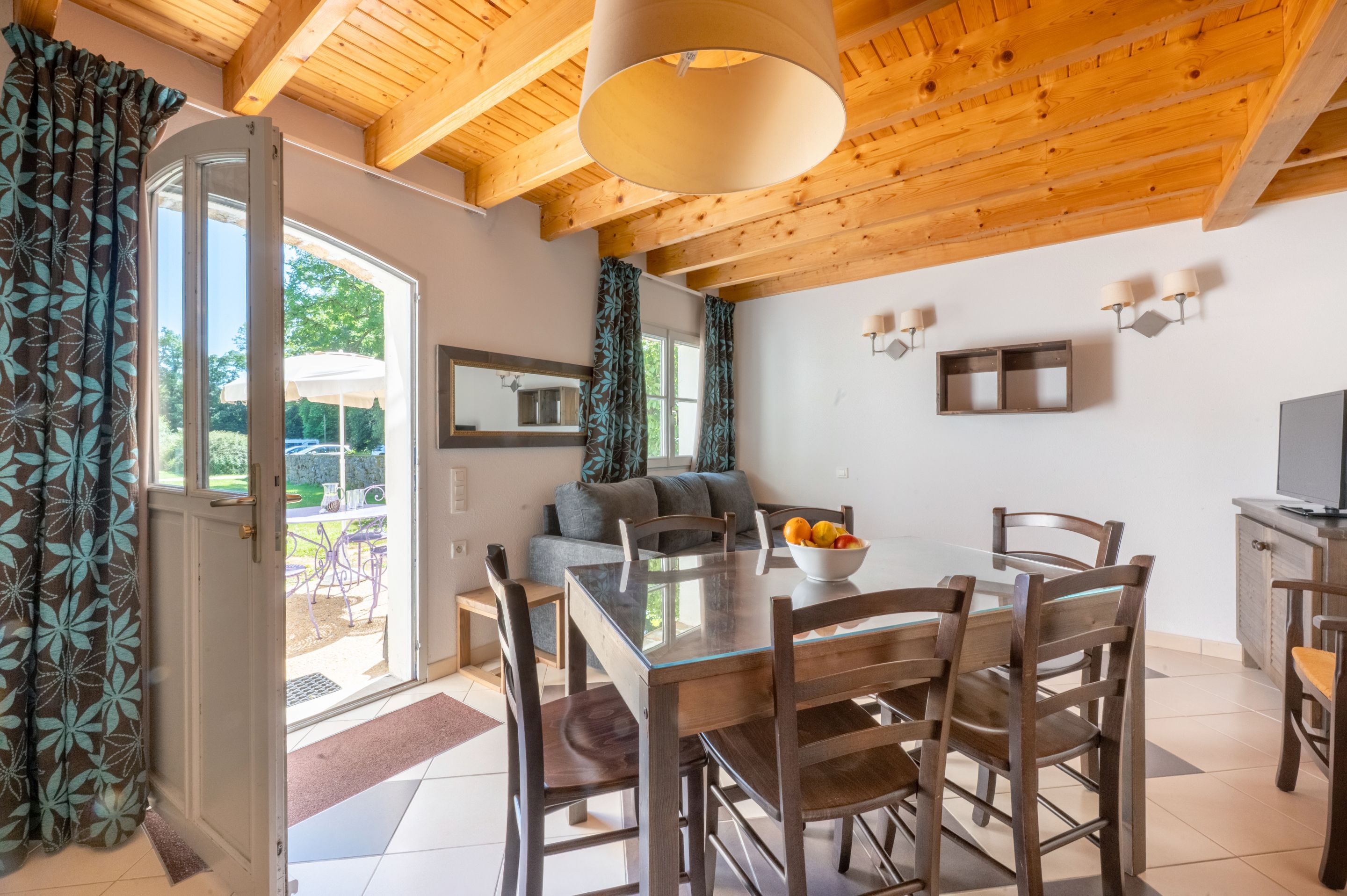 image The living area opens onto a furnished terrace, ready for meals outdoors.