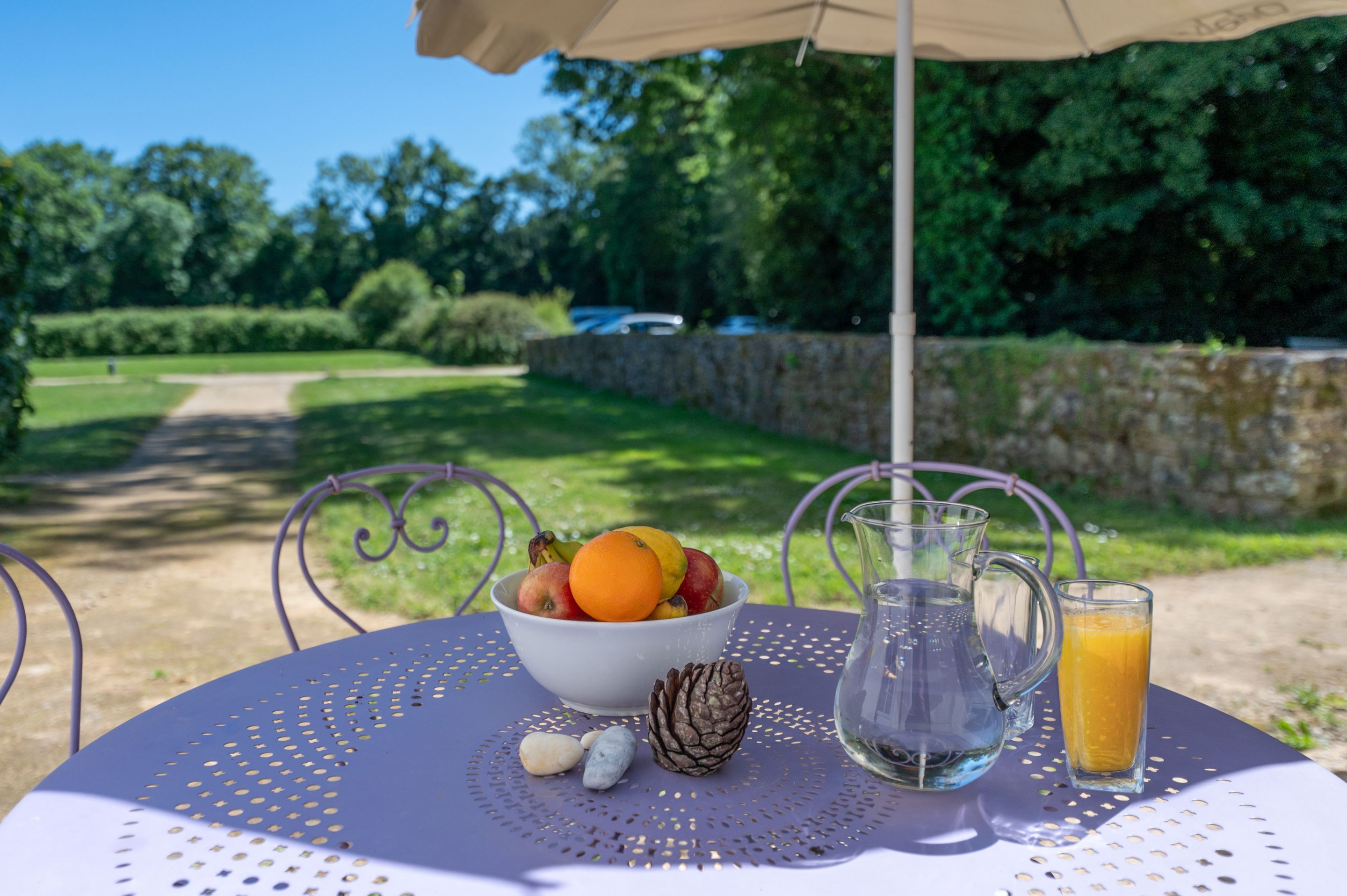 image Breakfast on the terrace comes with an open view over the grounds.
