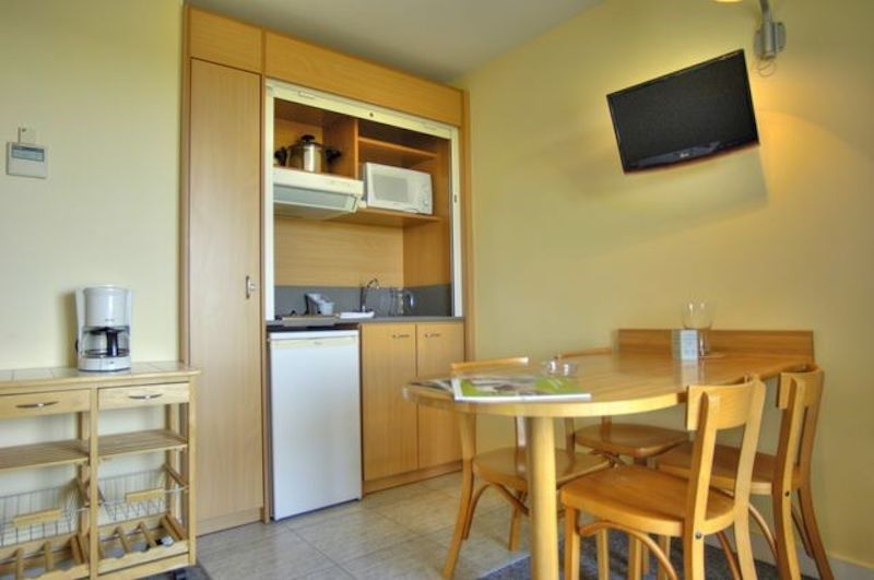 image Prepare meals in the kitchenette and enjoy them at the dining table.