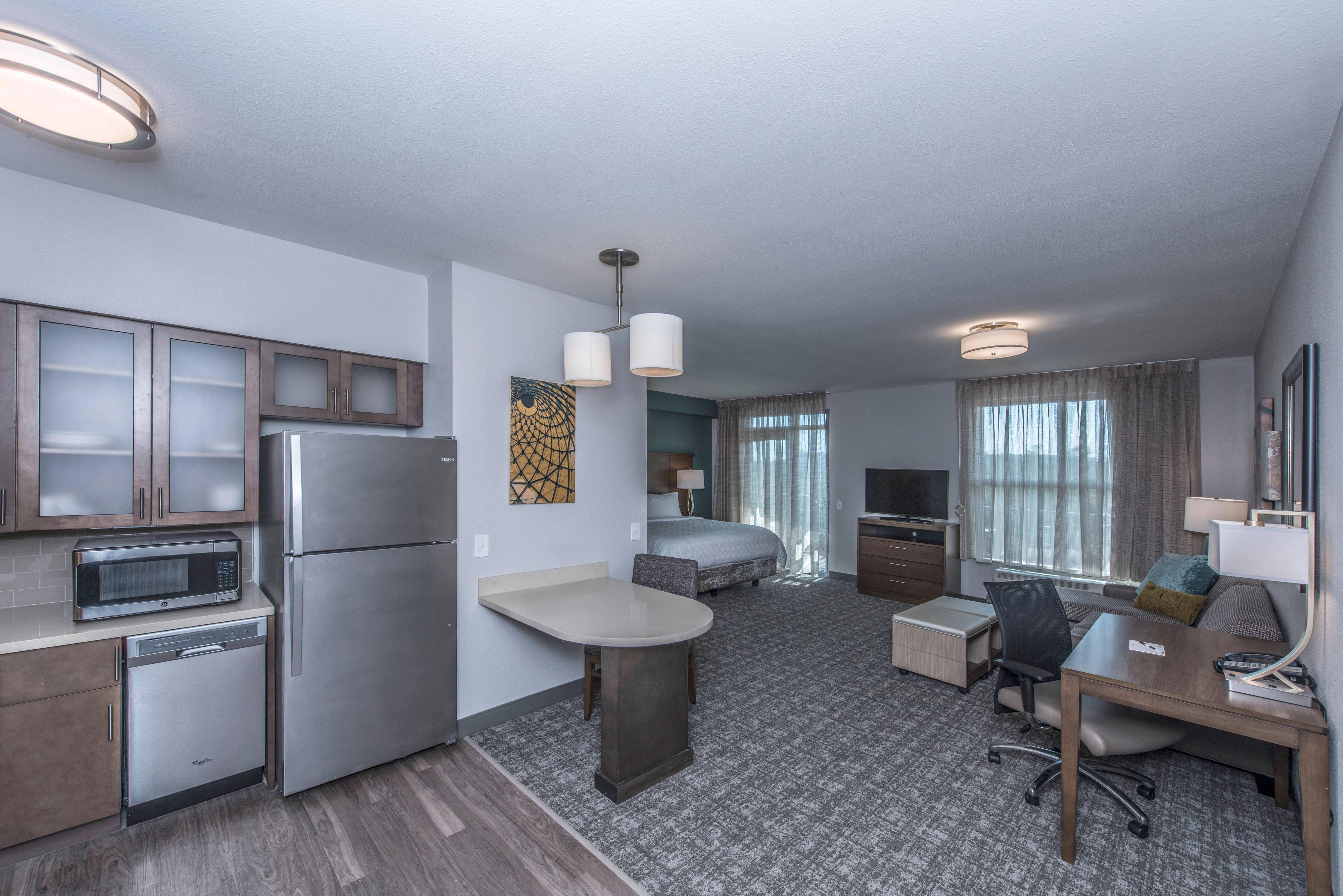 image Open layout with kitchen and living area, ideal for relaxation.