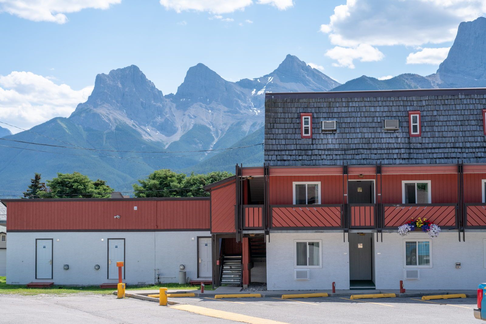 image The lodge sits in the heart of Canmore, with ski hills, hiking, and the Bow Valley on your doorstep
