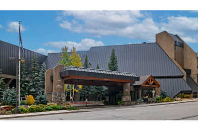 An elegant mountain retreat nestled in the heart of nature, showcasing architectural excellence and scenic beauty.