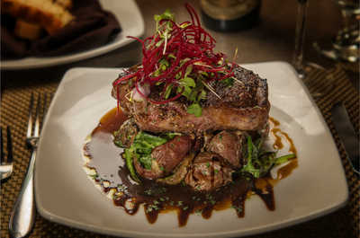 Dive into the rich taste of our signature dish, bringing together quality cuts and exquisite seasoning.