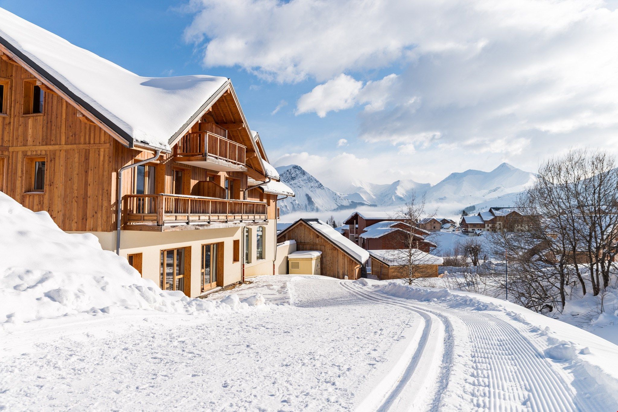 image Ideally situated in La Toussuire, Savoie, you will love being at the foot of the slopes, a short distance from the ski lifts and the dynamic and charming resort centre.