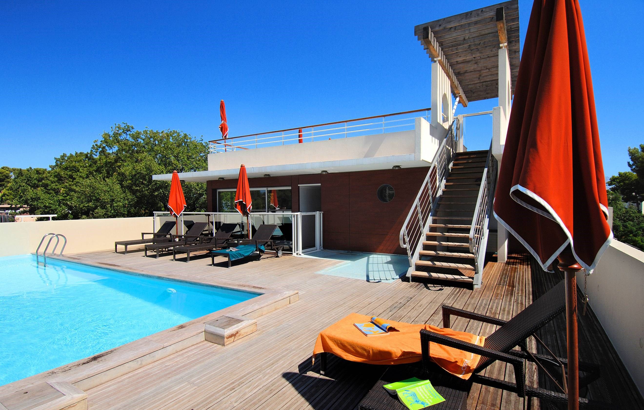 image Lounge by the pool in the sunshine (open from April to October).