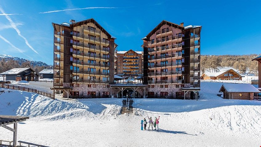 image Enjoy the spectacular setting and close proximity to the pistes!