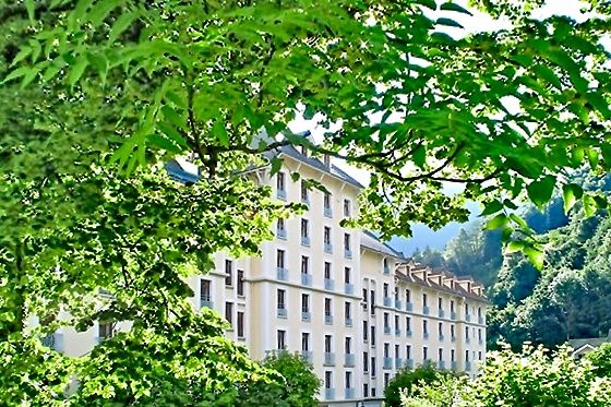 image Building nestled among trees at the foot of the Belledonne massif.