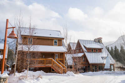Discover the perfect winter escape with stunning views and rustic elegance at Hidden Ridge Resort.