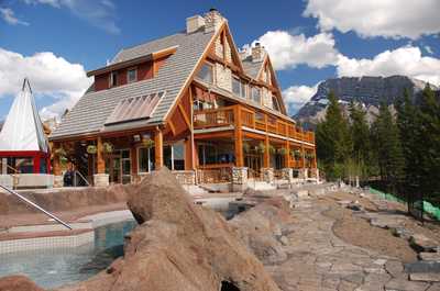 Beautiful during summer and winter, experience an ideal mountain getaway.