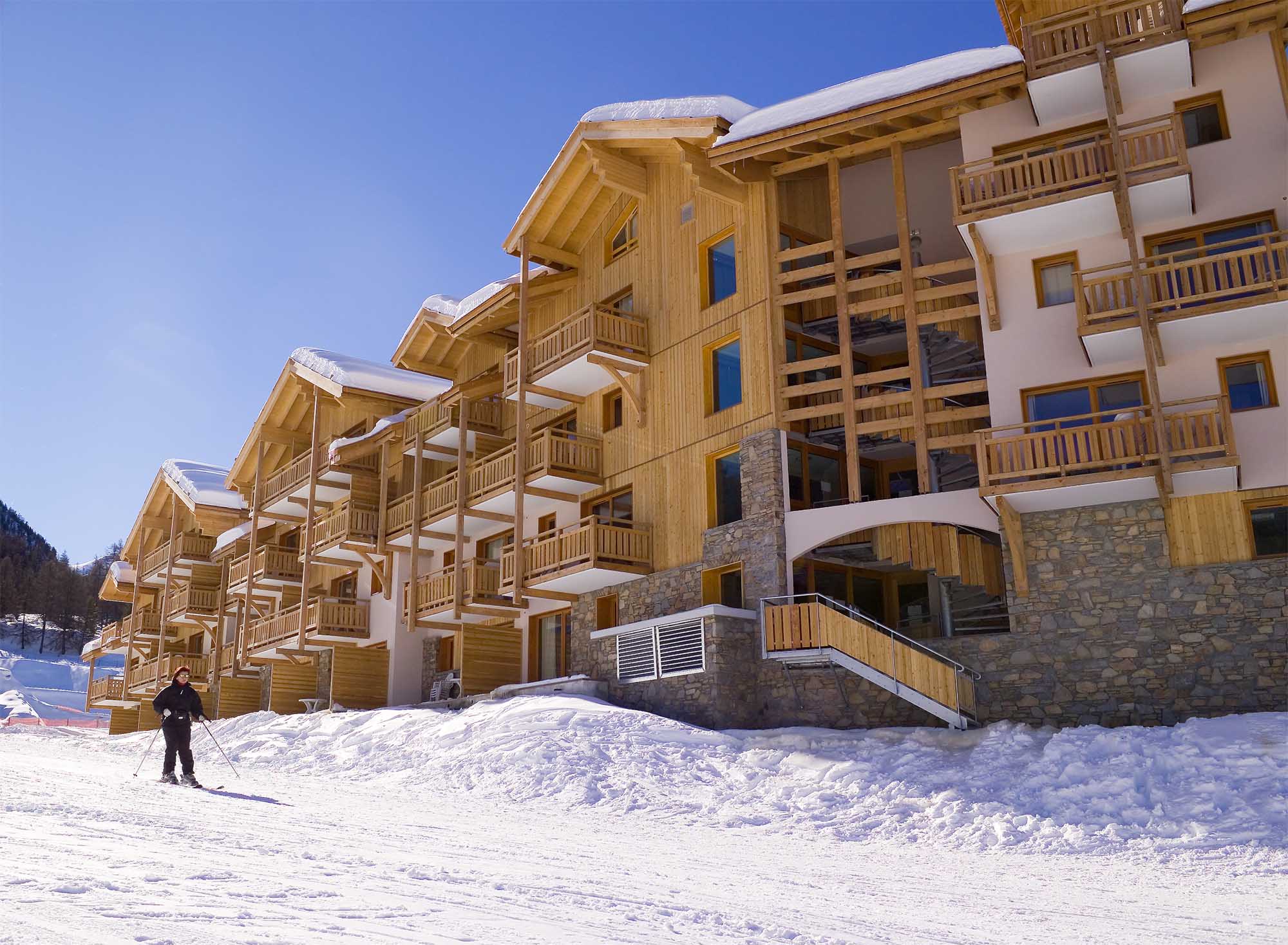 image Snow-covered building at the foot of the ski slopes in winter