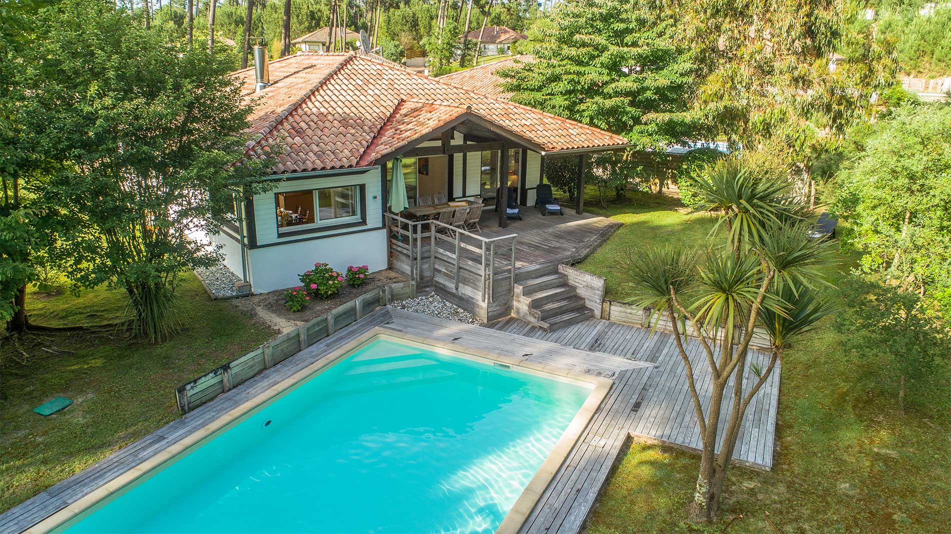 image A private pool, a verdant garden, and the Landes pines right at your doorstep.
