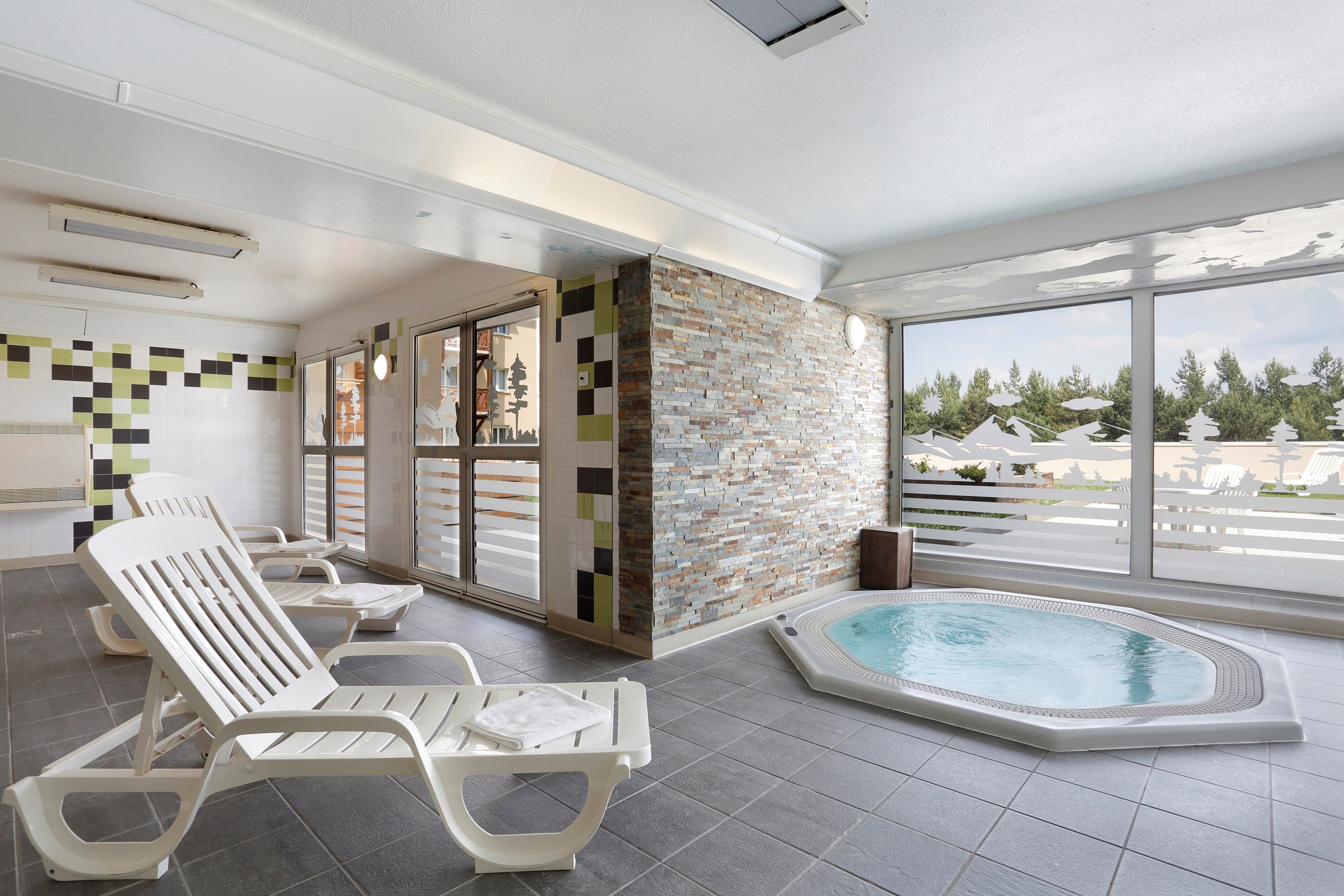 image Relax and enjoy the shared hot tub in the paid wellness centre!