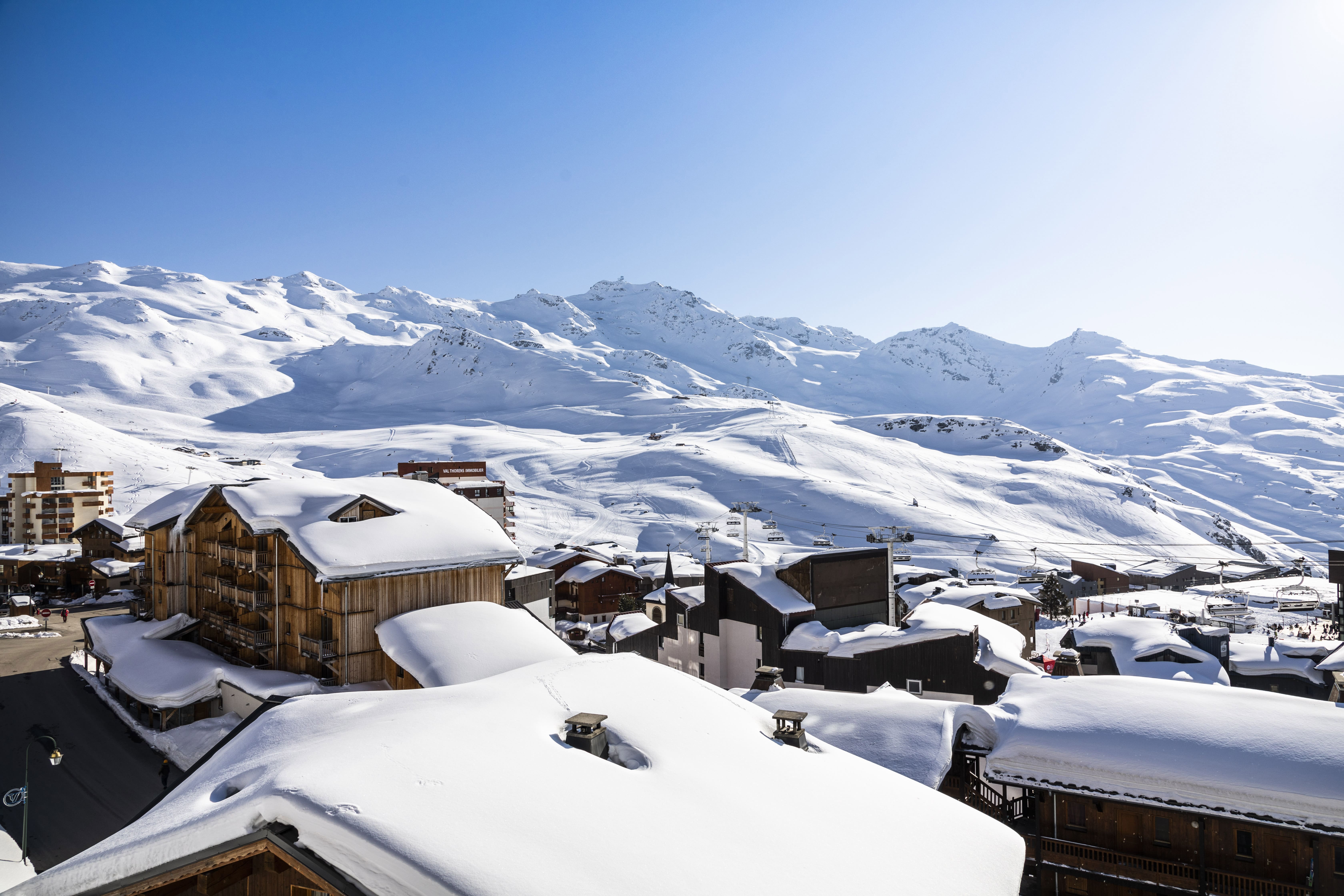 image Panoramic views over the pistes of Les 3 Vallées.