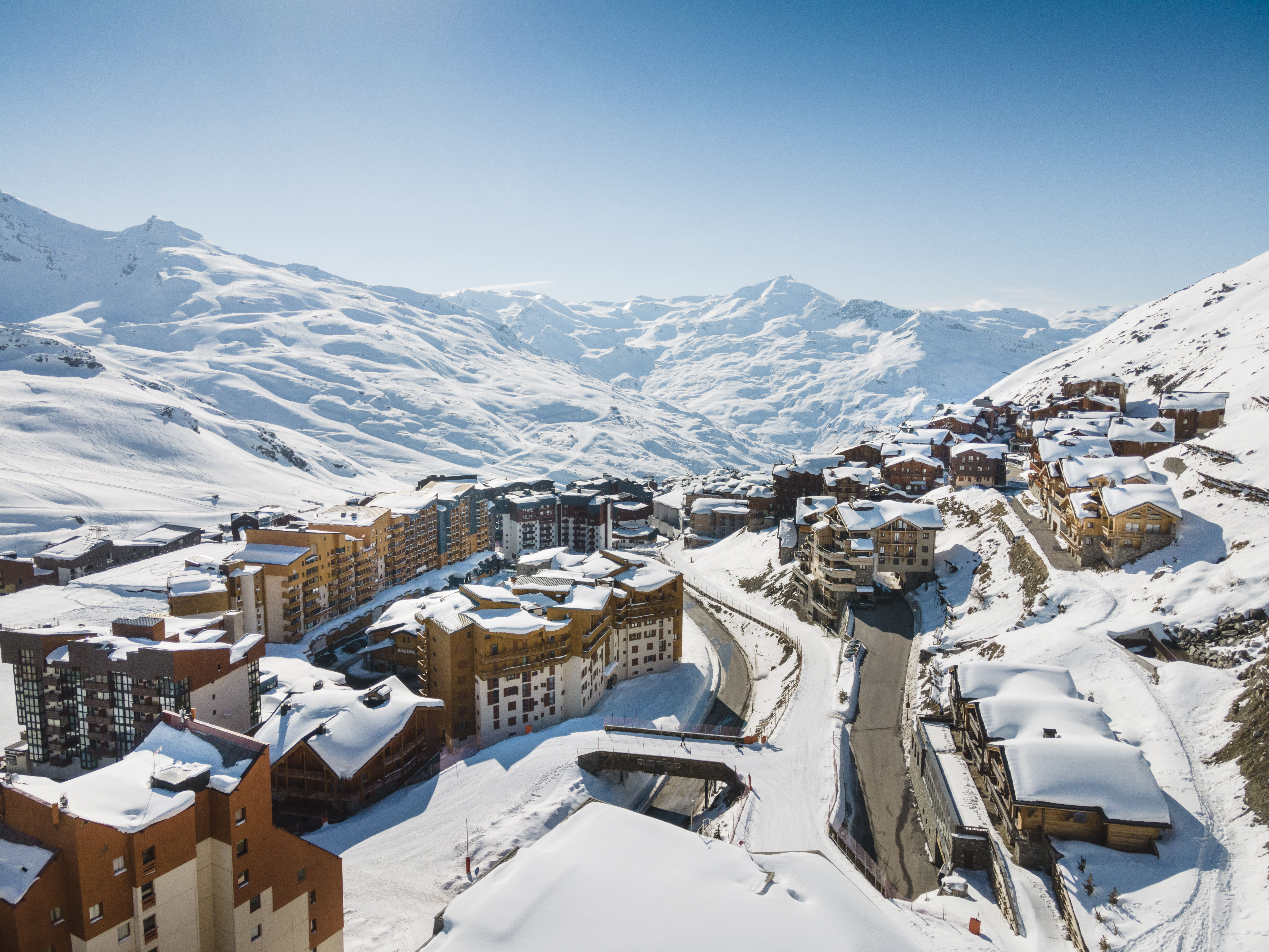 image A snowy village setting close to the pistes.